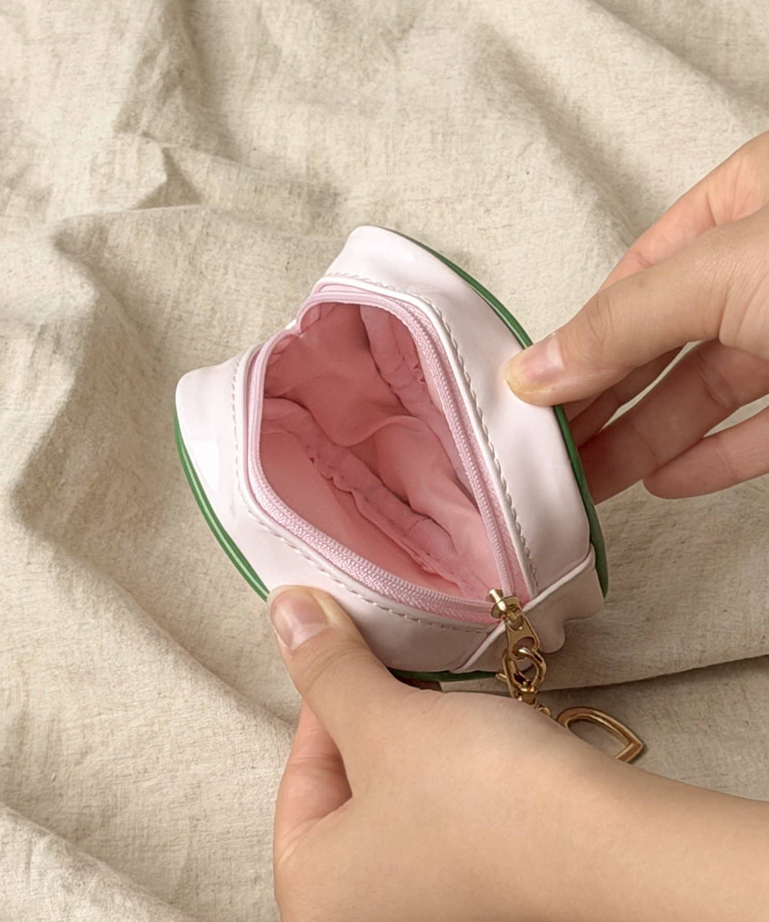 3COINS(スリーコインズ) チャーム付きエナメルポーチ