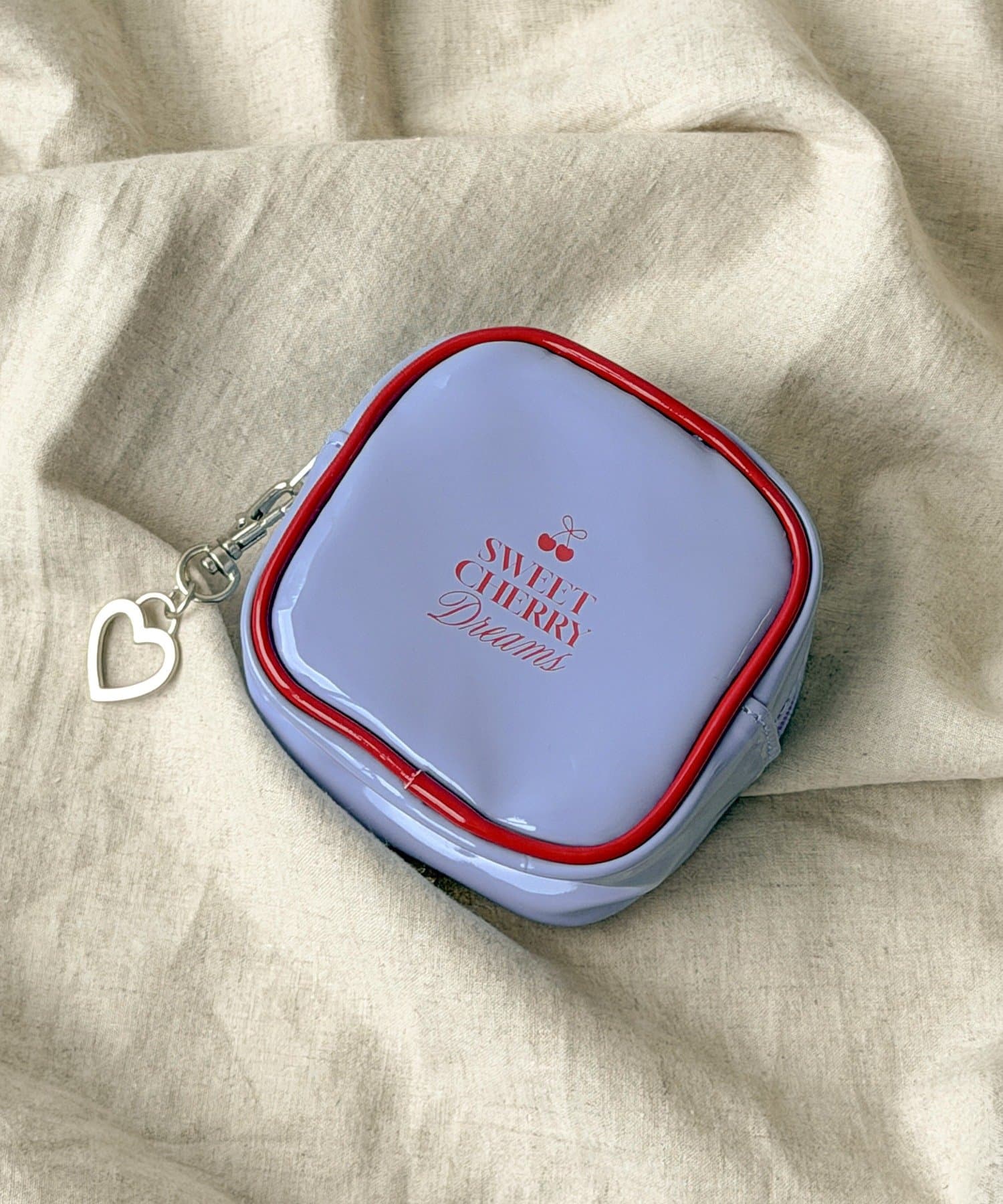 3COINS(スリーコインズ) チャーム付きエナメルポーチ