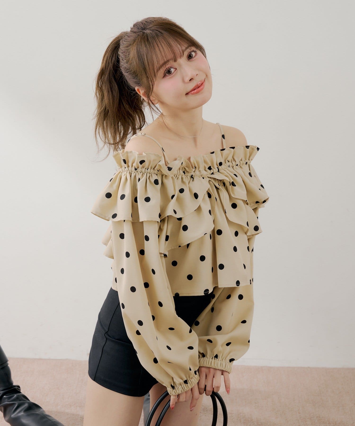 Chico(チコ) オフショル2wayドットフリルブラウス