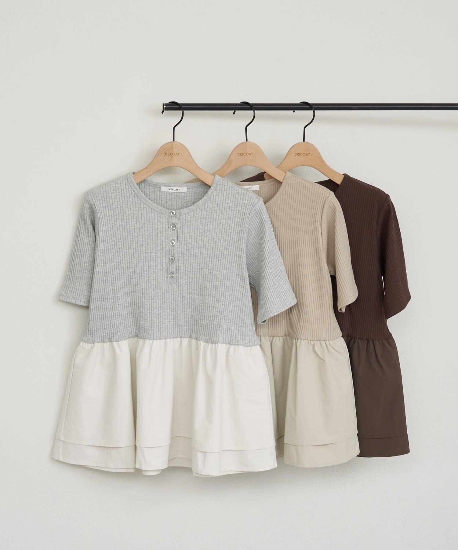 DISCOAT(ディスコート) ヘンリーネック切り替えペプラムプルオーバー