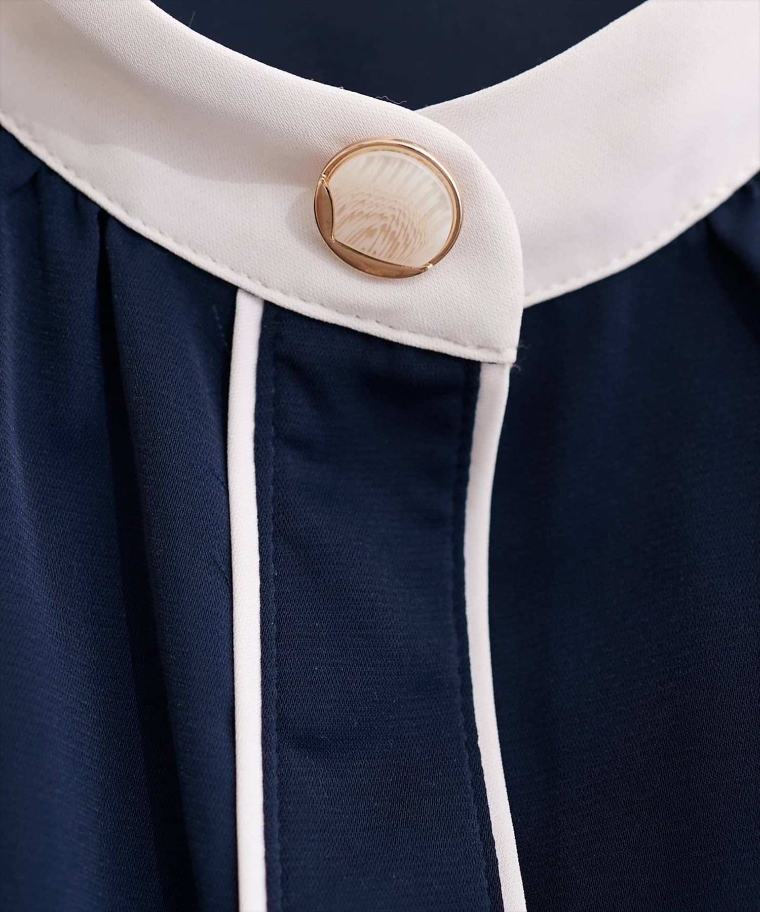 natural couture(ナチュラルクチュール) ニュアンスデザイン釦配色ブラウス