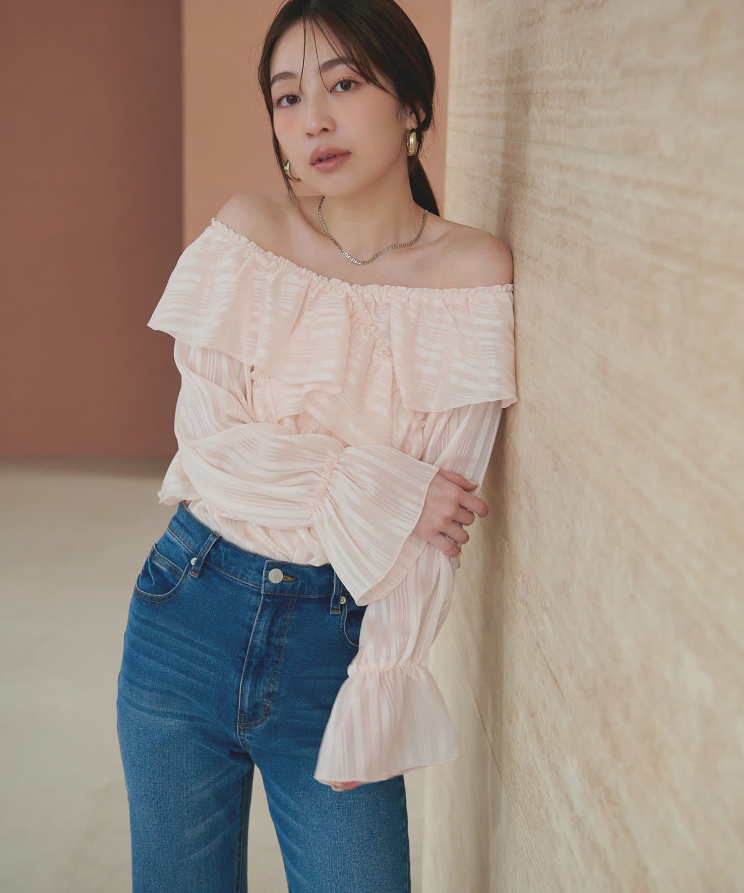 natural couture(ナチュラルクチュール) ランダムシアーストライプクロスフリルブラウス