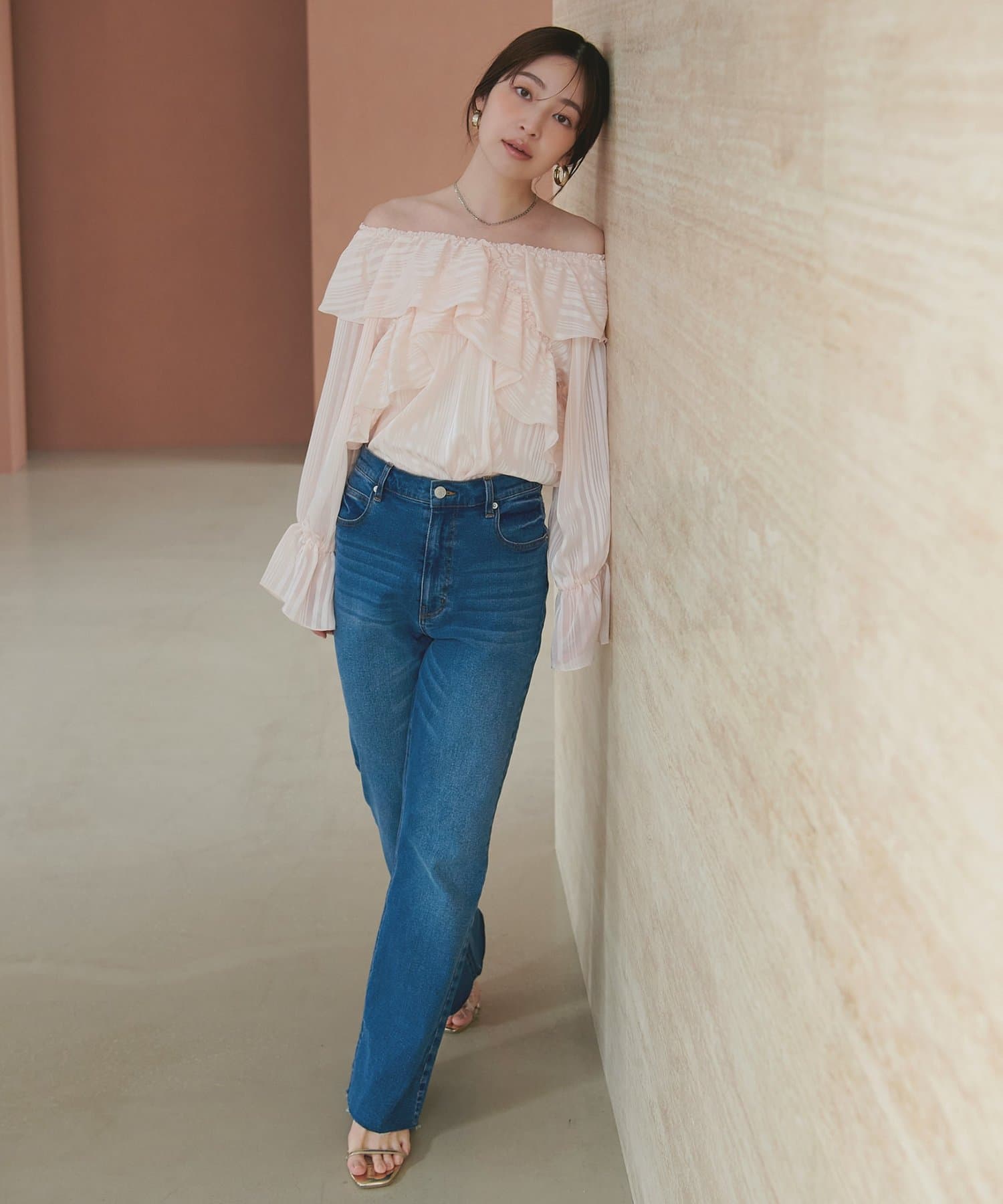 natural couture(ナチュラルクチュール) ランダムシアーストライプクロスフリルブラウス