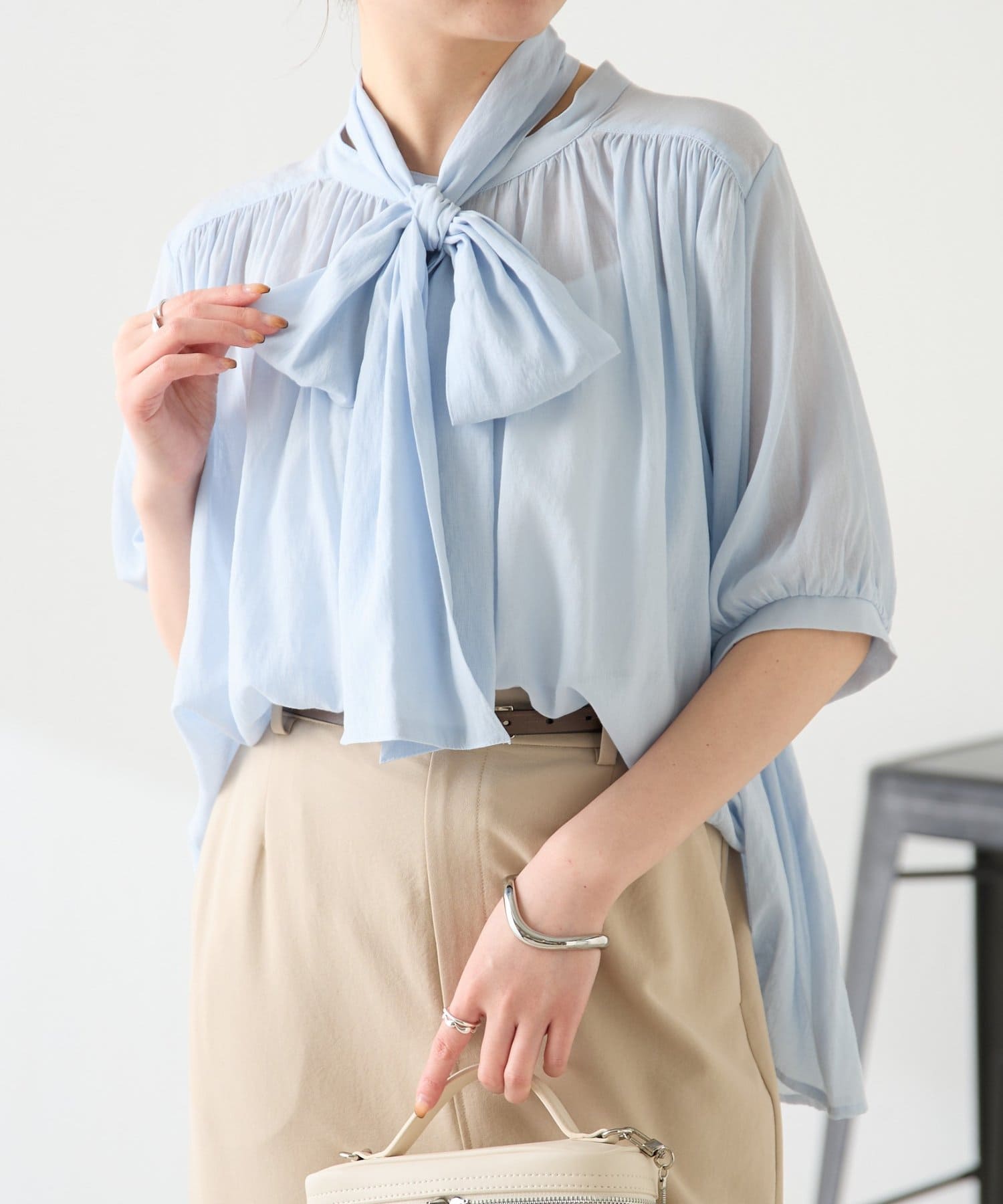 COLLAGE GALLARDAGALANTE(コラージュ ガリャルダガランテ) 【ドライタッチ/二の腕カバー】強撚2WAYシアーボウタイブラウス