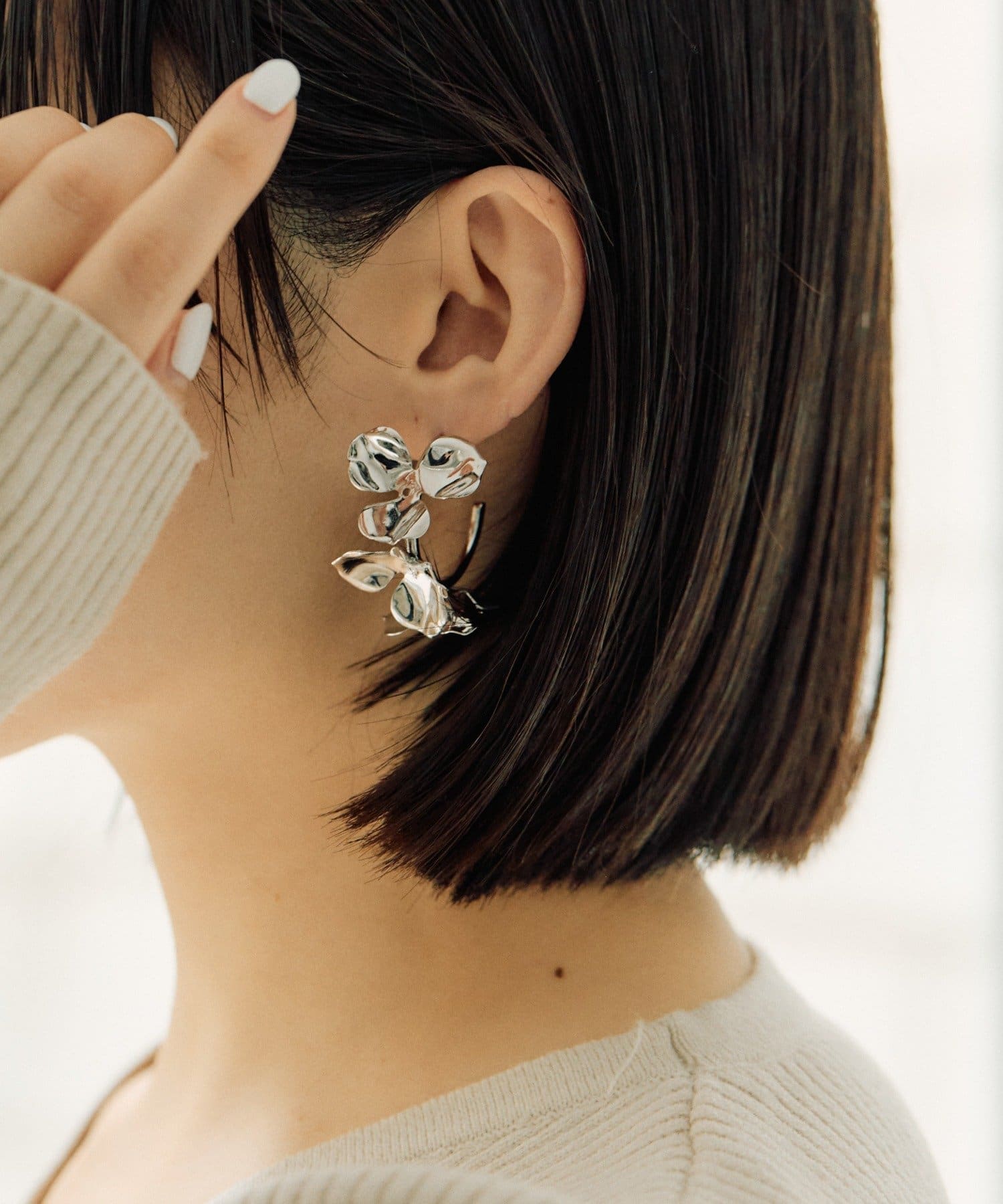 ear PAPILLONNER(イア パピヨネ) 《チタンポスト》メタルフラワーフープピアス