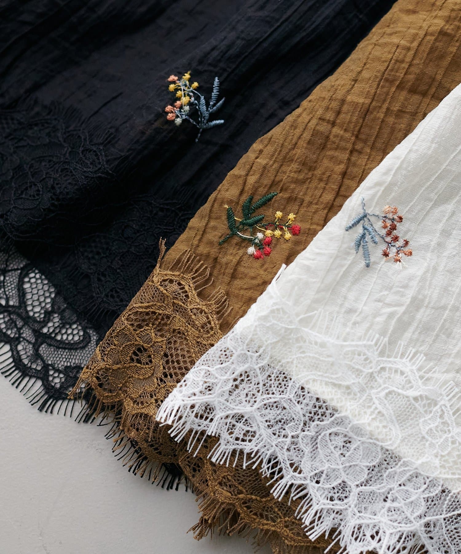 DISCOAT(ディスコート) 【WEB限定】刺繍シアーキャミソール