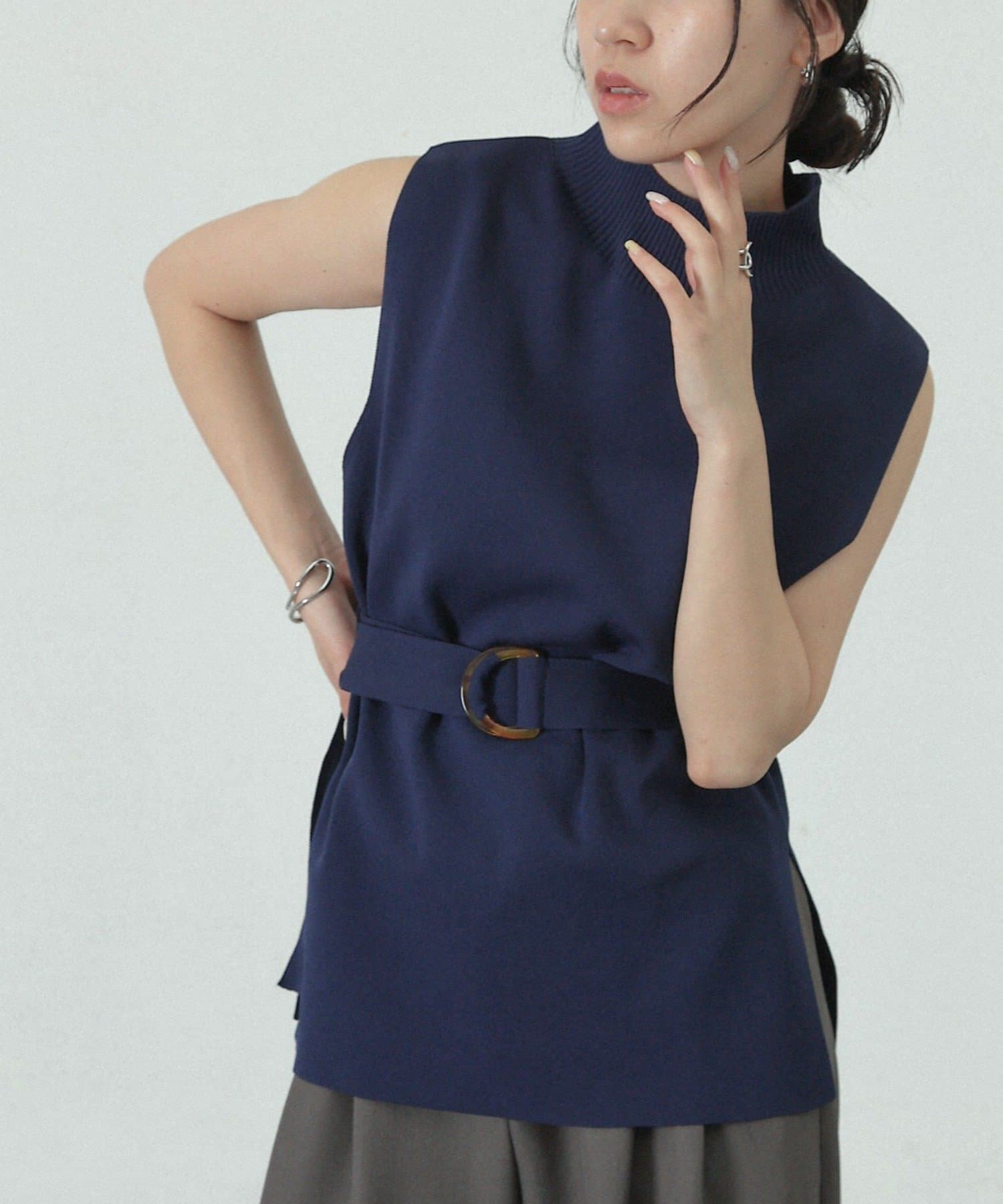 COLONY 2139(コロニー トゥーワンスリーナイン) 【リバイバル/新色追加】エステルヤーンベルト付サイドスリットハイネックベスト