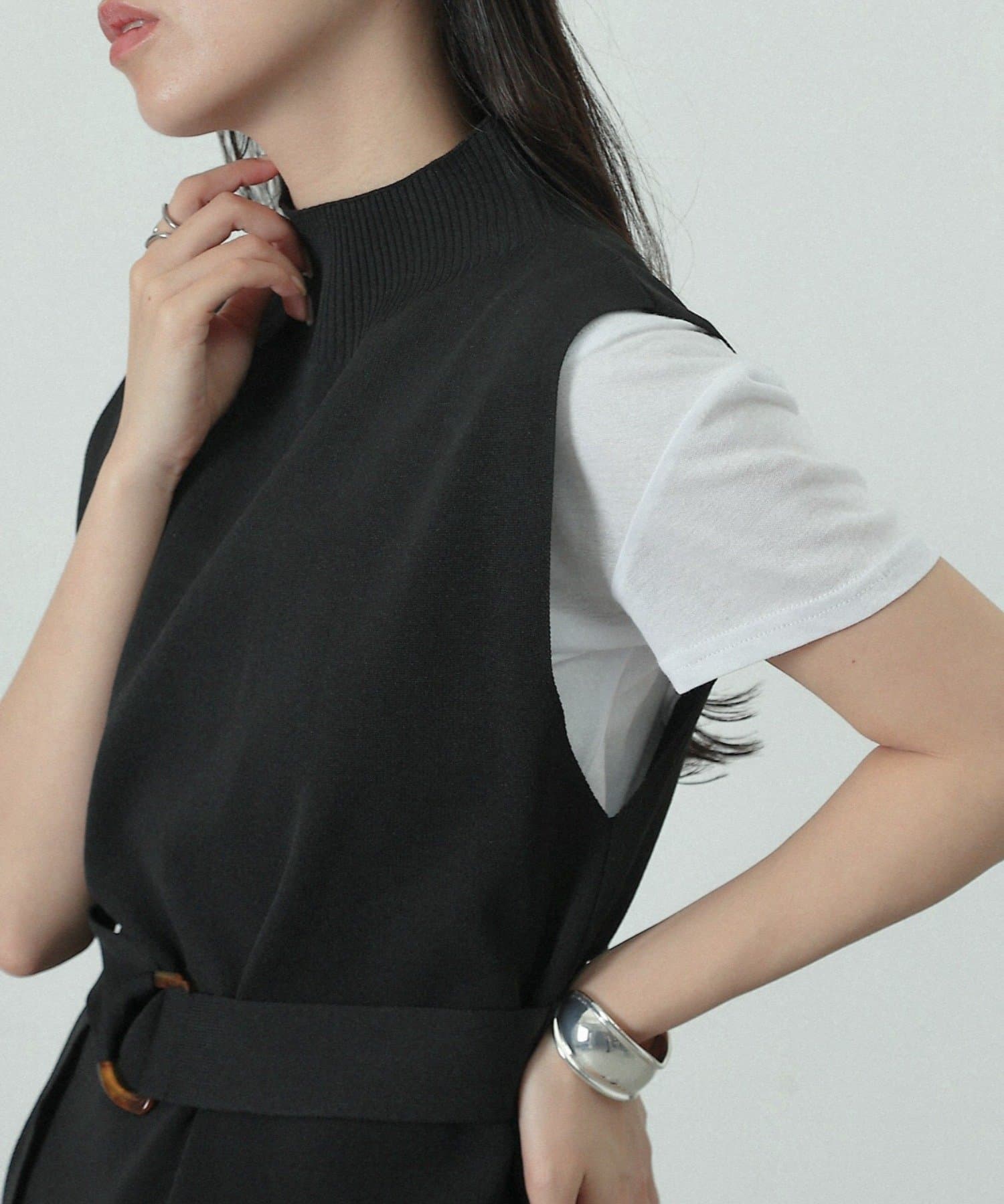 COLONY 2139(コロニー トゥーワンスリーナイン) 【リバイバル/新色追加】エステルヤーンベルト付サイドスリットハイネックベスト