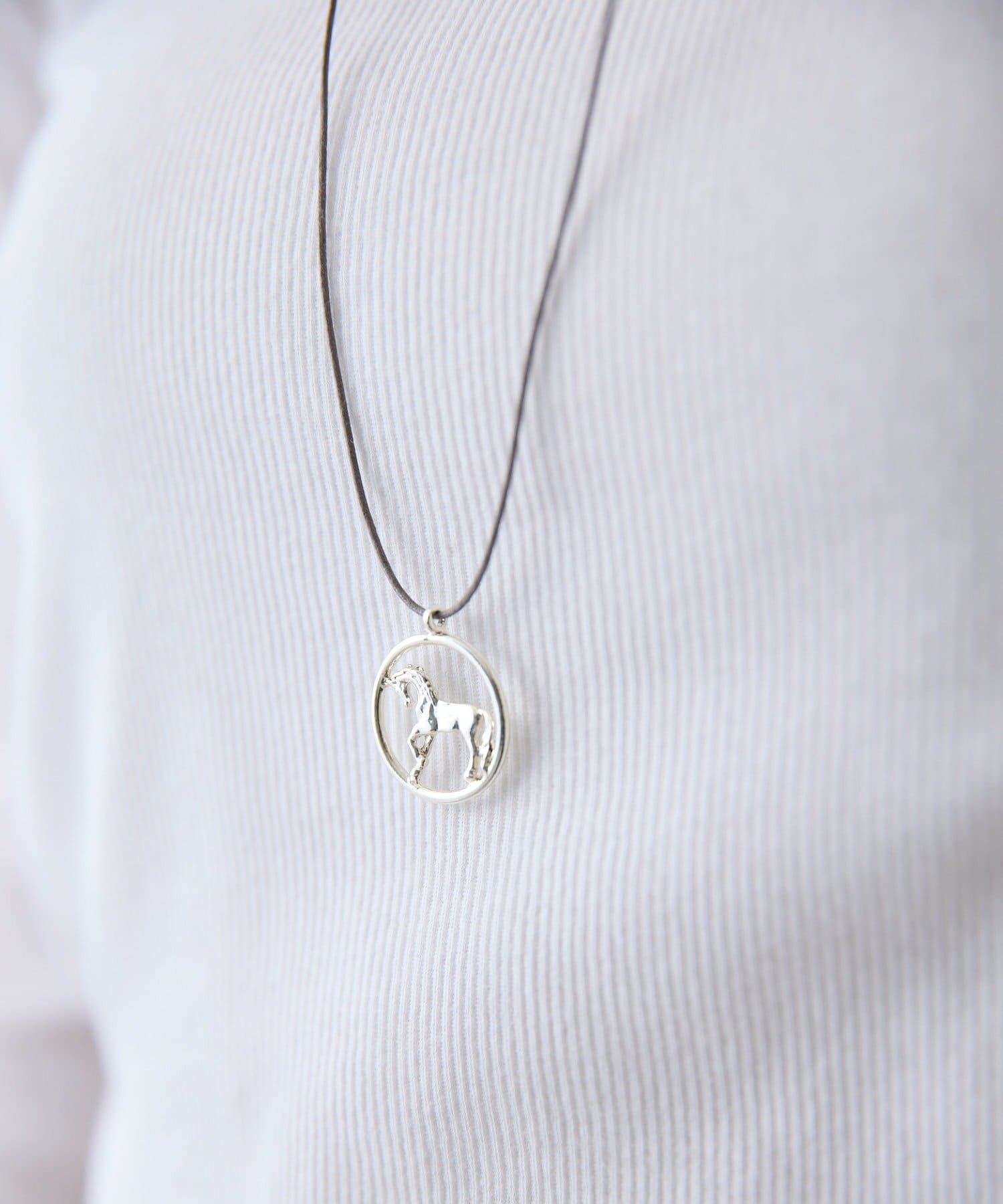 ear PAPILLONNER(イア パピヨネ) ホースエンブレムネックレス