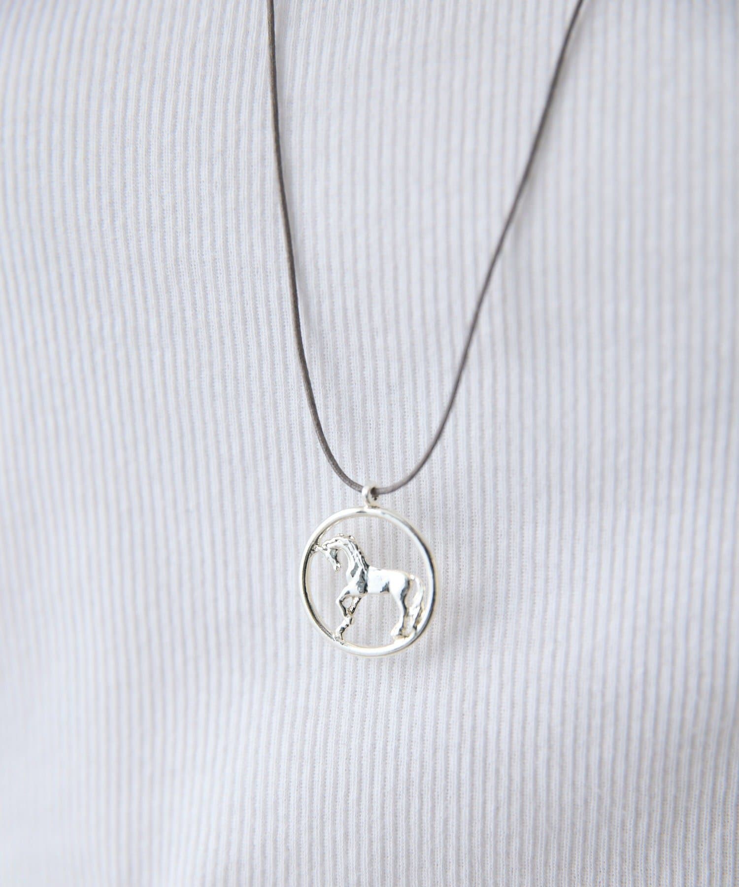 ear PAPILLONNER(イア パピヨネ) ホースエンブレムネックレス