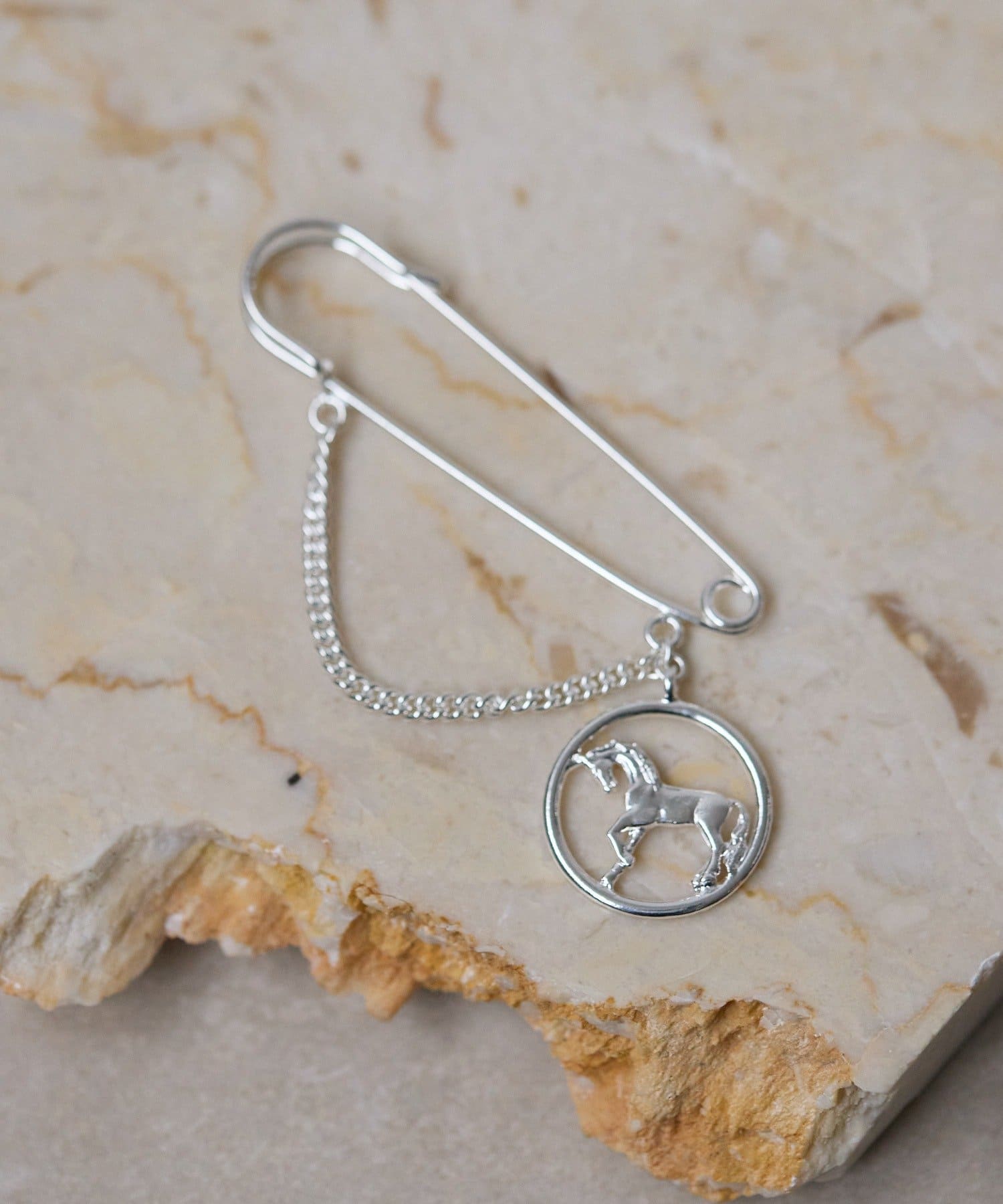 ear PAPILLONNER(イア パピヨネ) ホースエンブレムタックピン