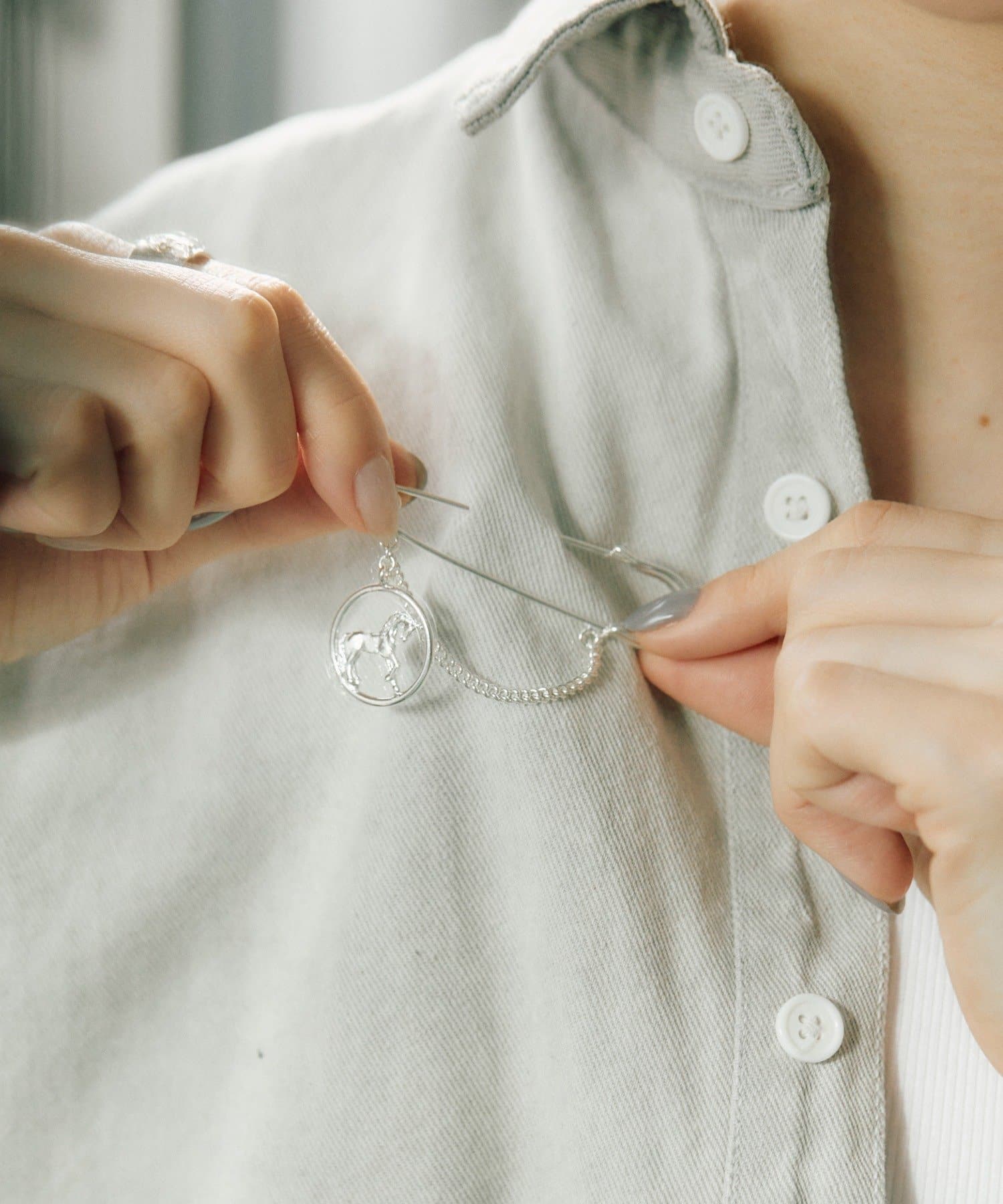 ear PAPILLONNER(イア パピヨネ) ホースエンブレムタックピン