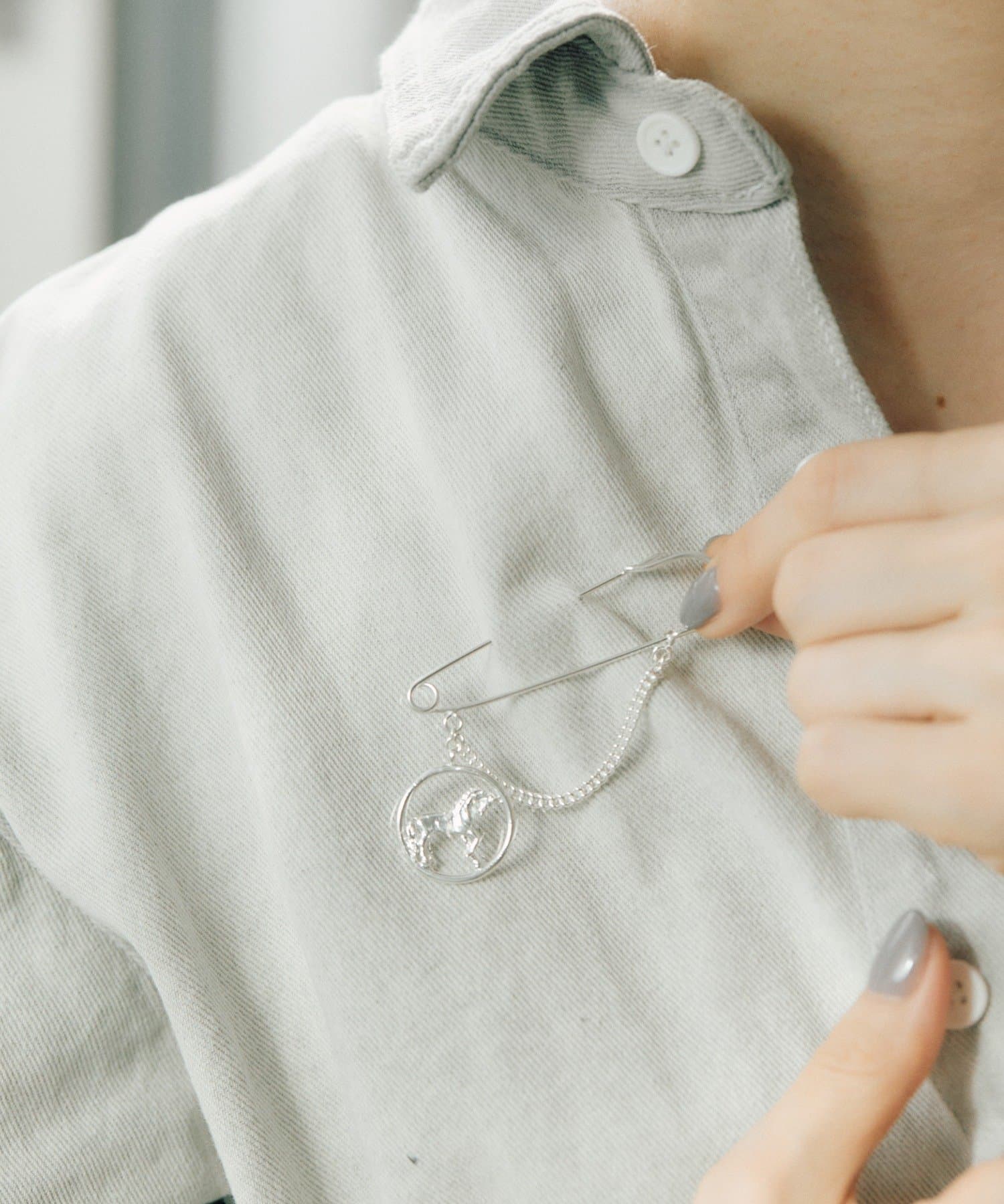 ear PAPILLONNER(イア パピヨネ) ホースエンブレムタックピン