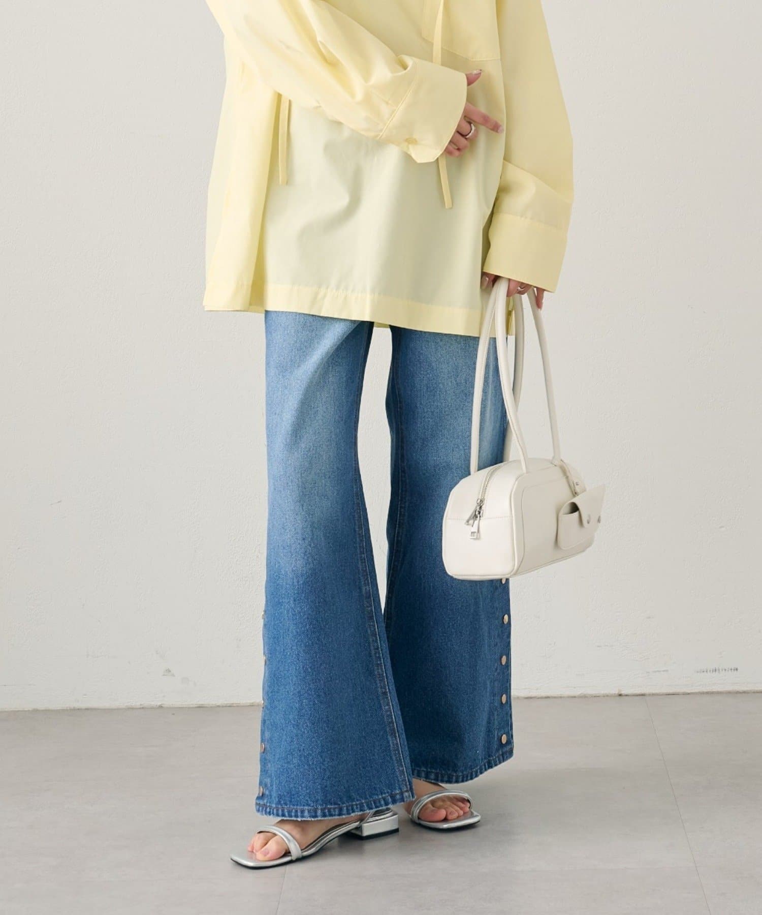 mystic(ミスティック) ボタンスリットフレアデニム