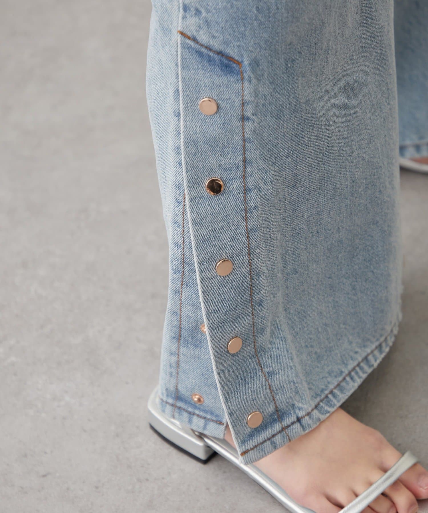 mystic(ミスティック) ボタンスリットフレアデニム