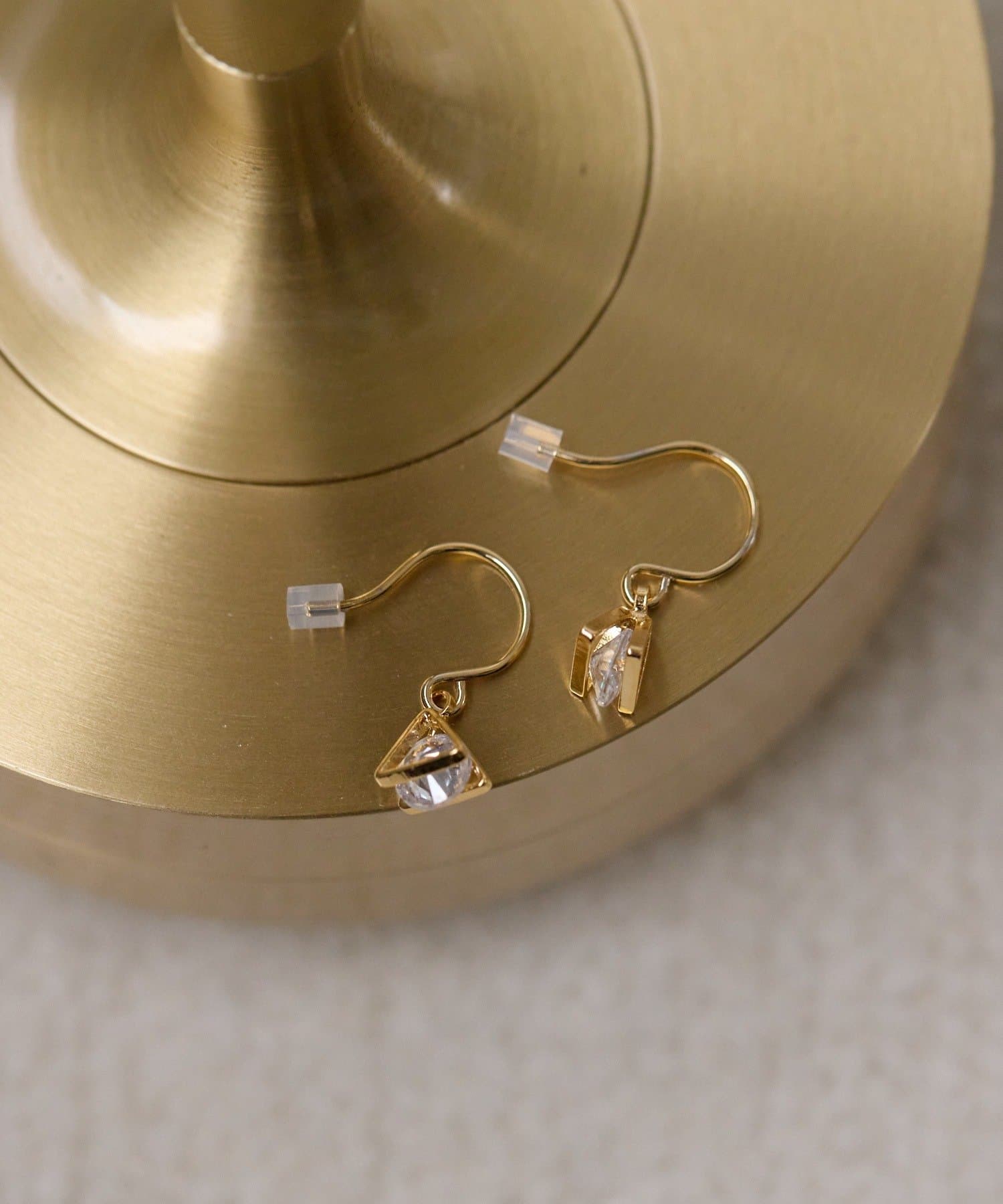 ear PAPILLONNER(イア パピヨネ) 三角×ジルコニアピアス