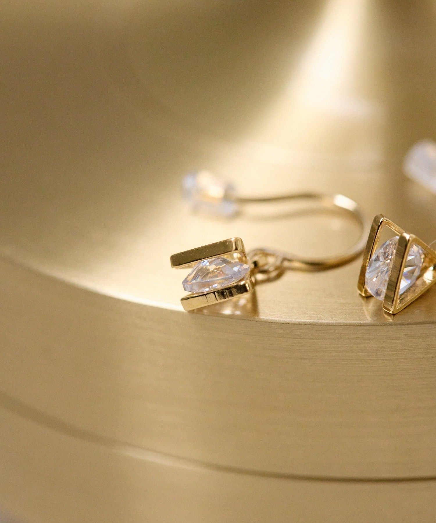 ear PAPILLONNER(イア パピヨネ) 三角×ジルコニアピアス