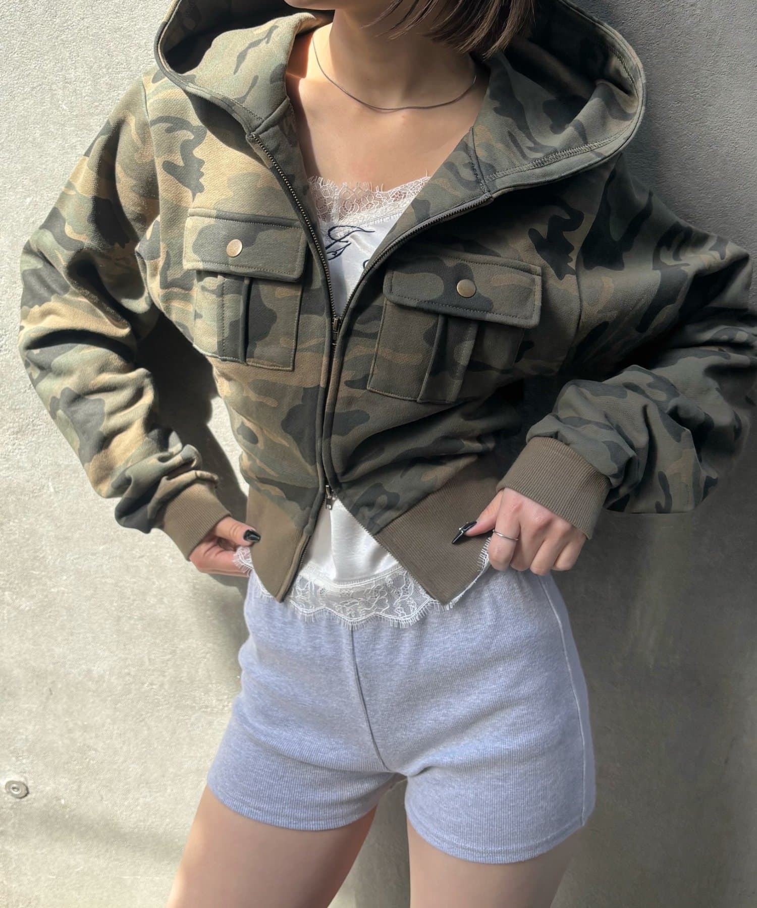 WHO’S WHO gallery(フーズフーギャラリー) フラップショートジップフーディ