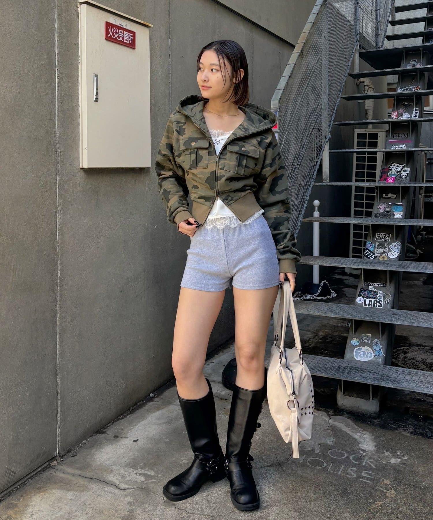 WHO’S WHO gallery(フーズフーギャラリー) フラップショートジップフーディ