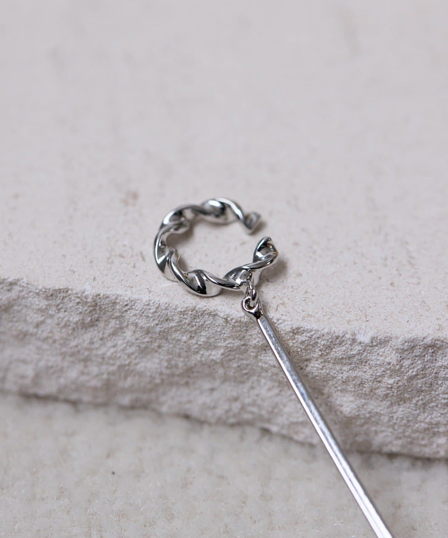 ear PAPILLONNER(イア パピヨネ) バー付きツイストイヤーカフ