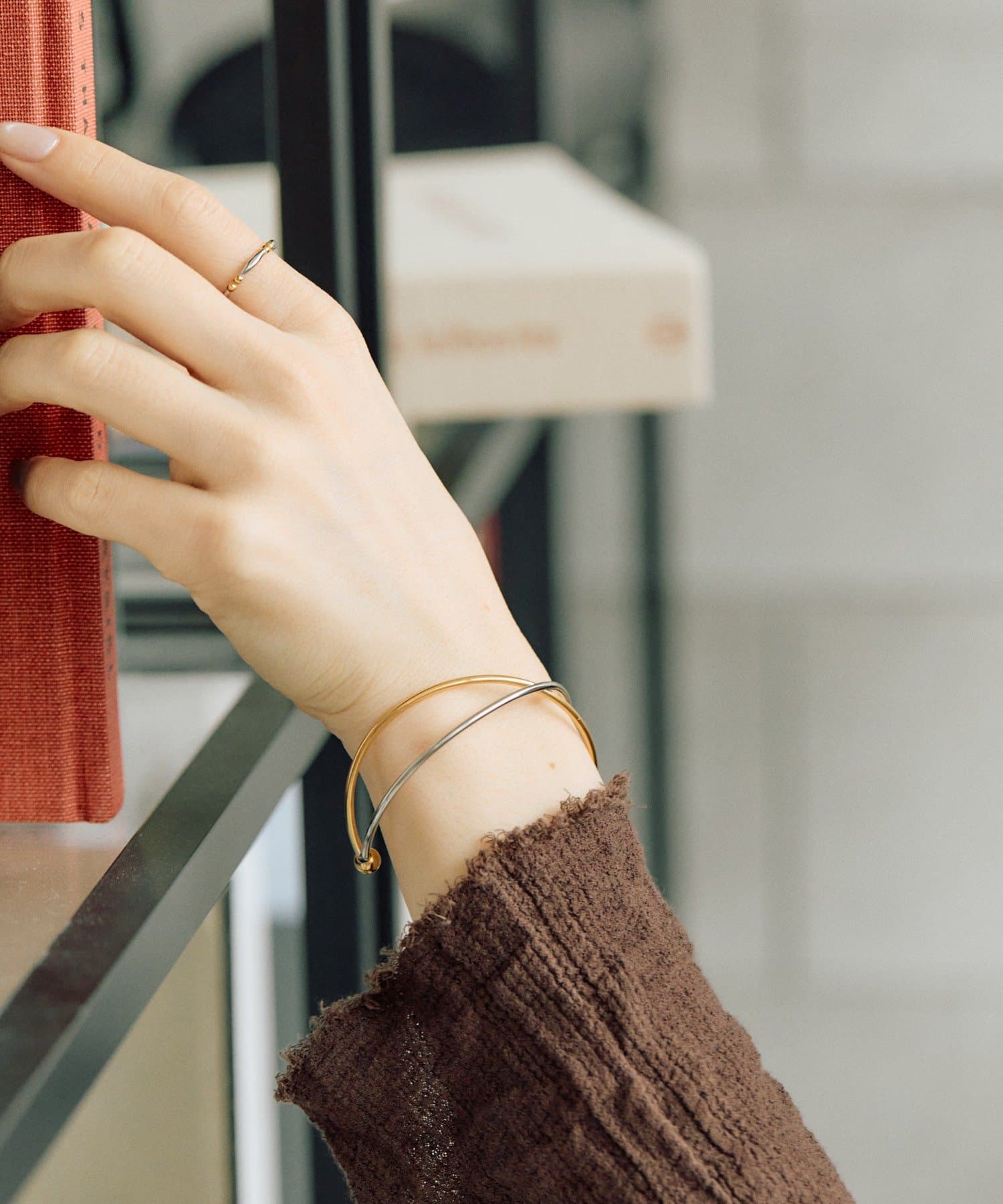 ear PAPILLONNER(イア パピヨネ) 《金属アレルギー対応/ステンレス》バイカラークロスバングル