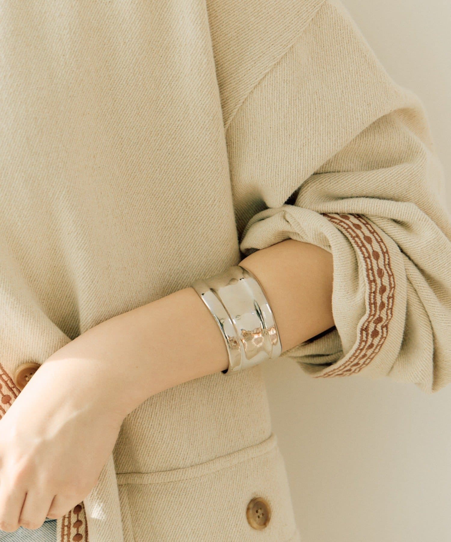 ear PAPILLONNER(イア パピヨネ) 幅広メタルバングル