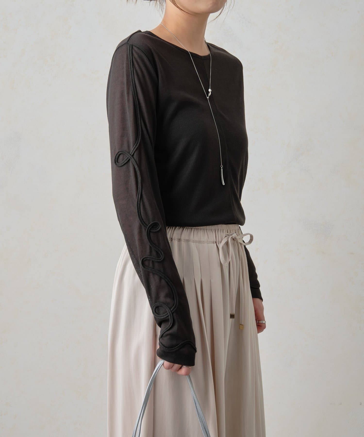 Jena　espace merveilleux(ジェナ　エスパスメルヴェイユ) 袖コード刺繍カットソー