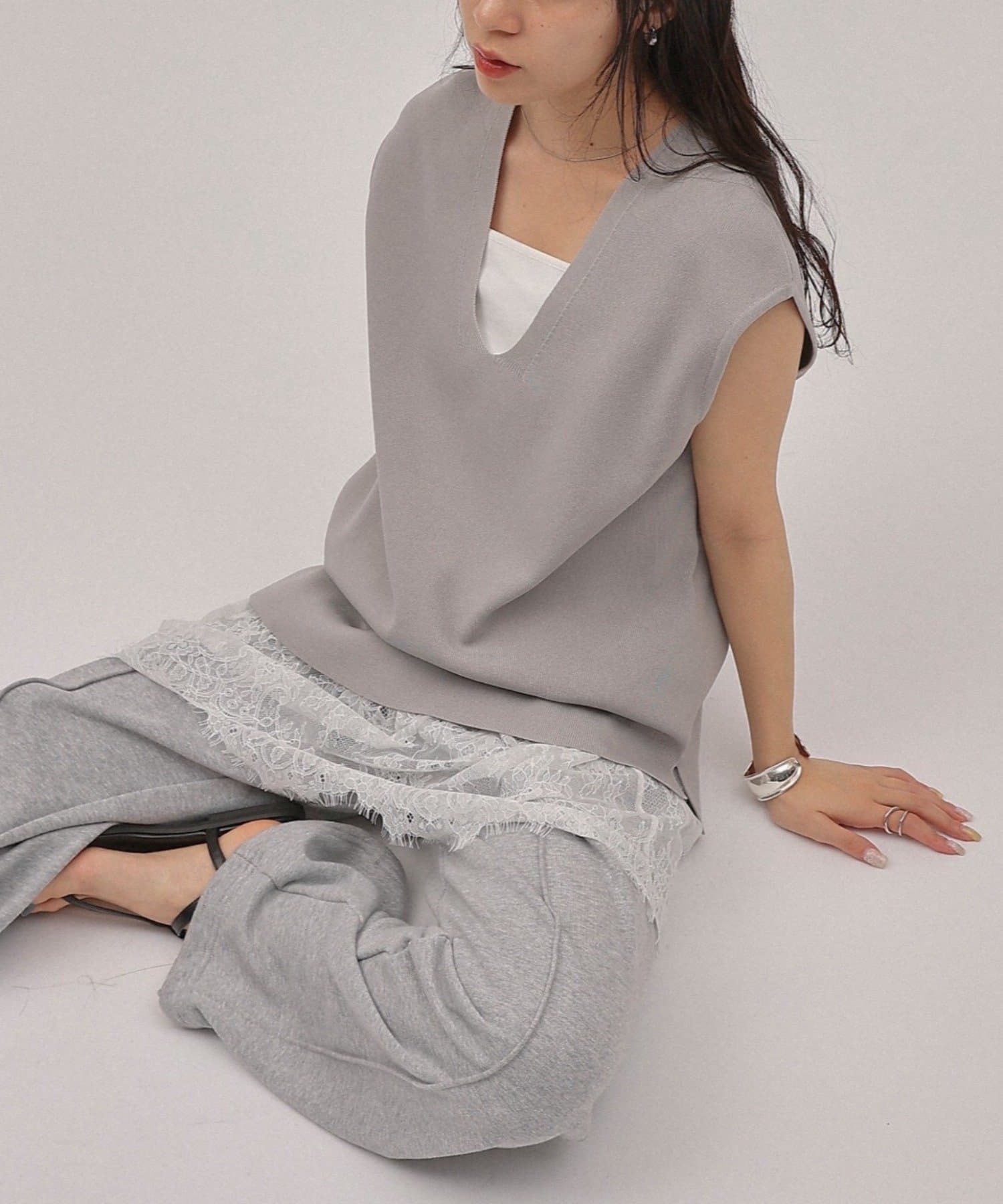 COLONY 2139(コロニー トゥーワンスリーナイン) エステルヤーンVネックノースリーブプルオーバー