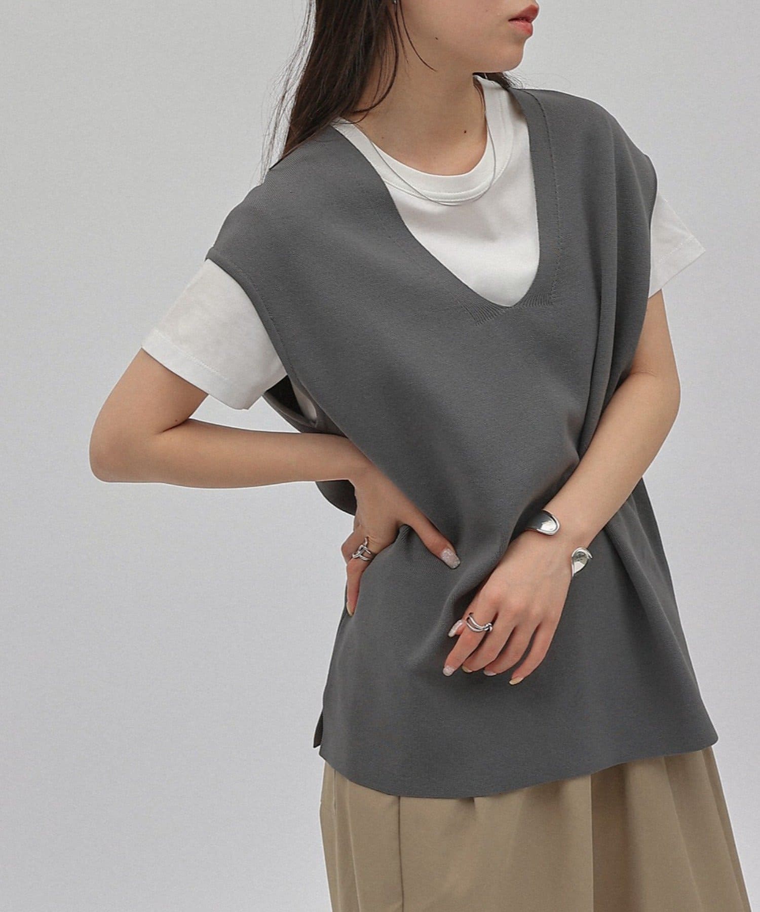 COLONY 2139(コロニー トゥーワンスリーナイン) エステルヤーンVネックノースリーブプルオーバー