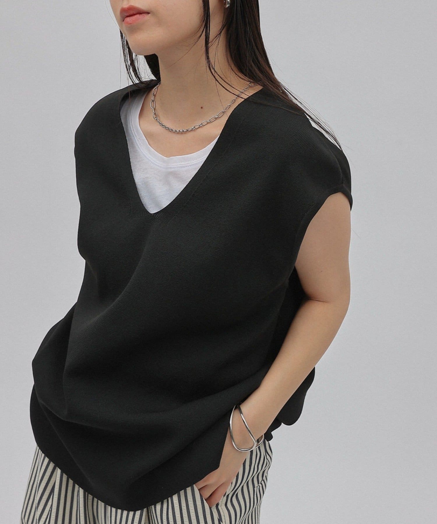 COLONY 2139(コロニー トゥーワンスリーナイン) エステルヤーンVネックノースリーブプルオーバー