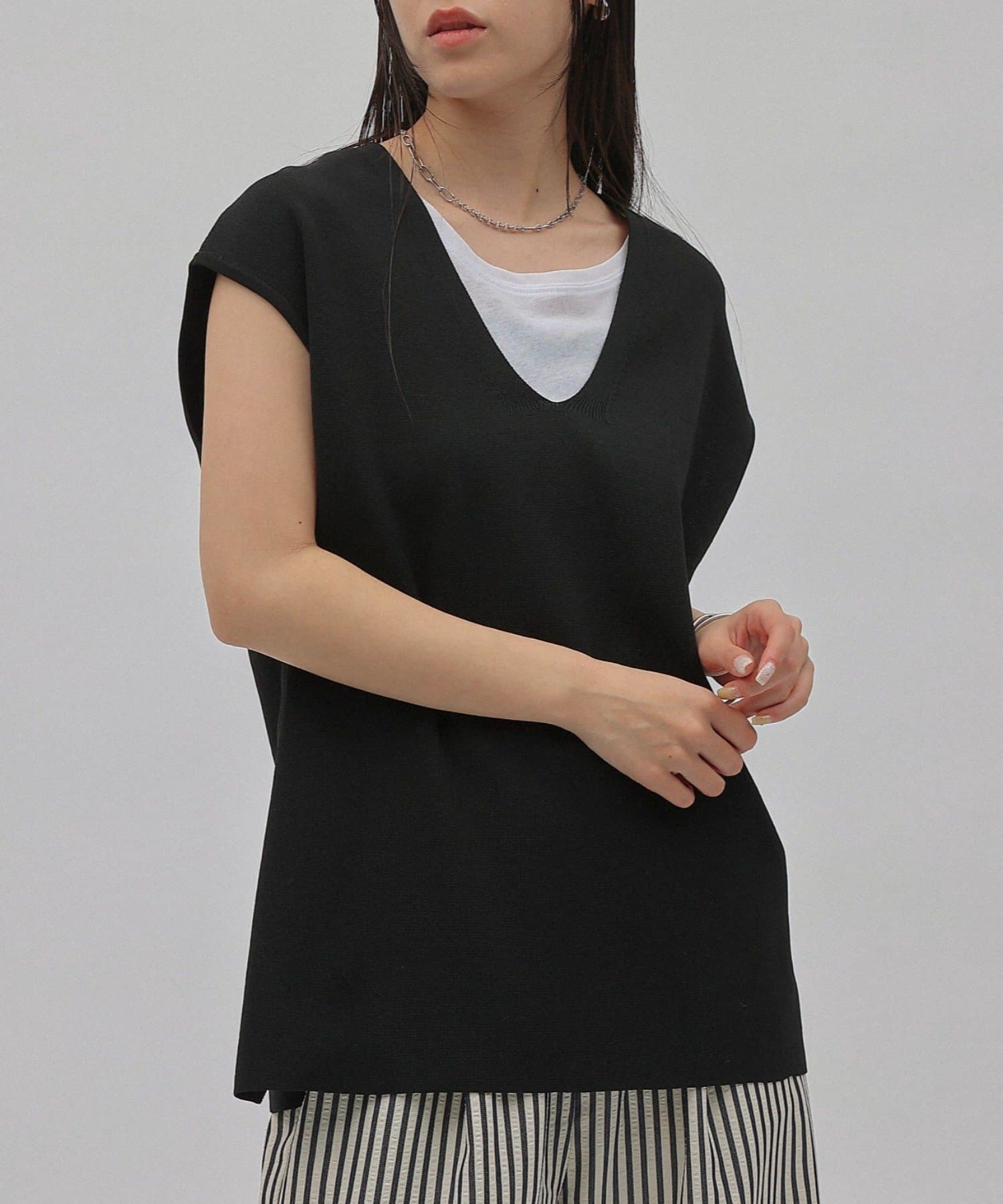 COLONY 2139(コロニー トゥーワンスリーナイン) エステルヤーンVネックノースリーブプルオーバー