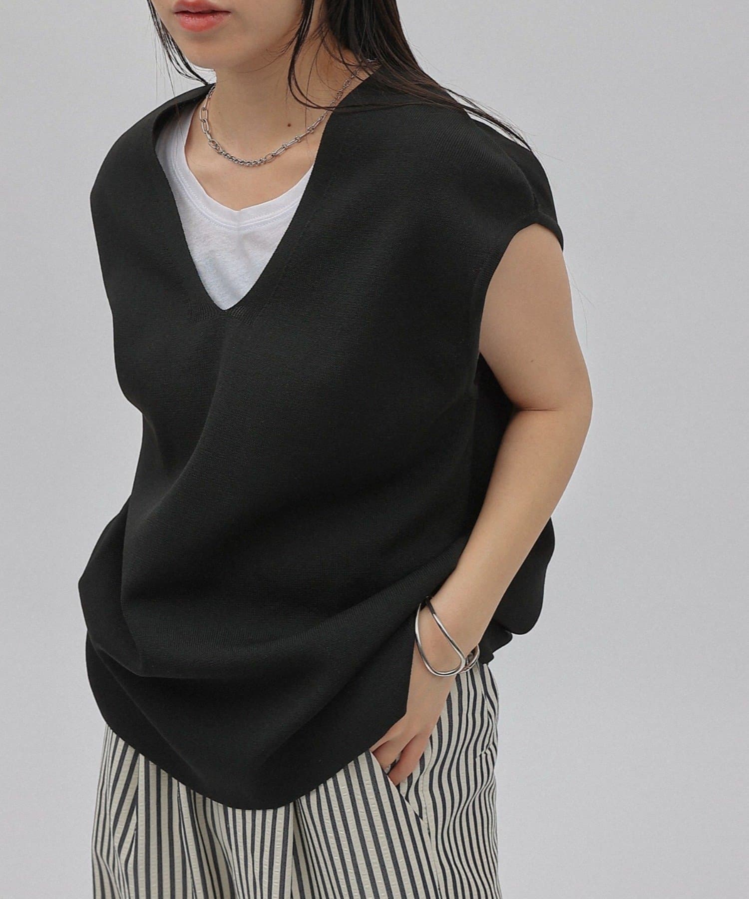 COLONY 2139(コロニー トゥーワンスリーナイン) エステルヤーンVネックノースリーブプルオーバー