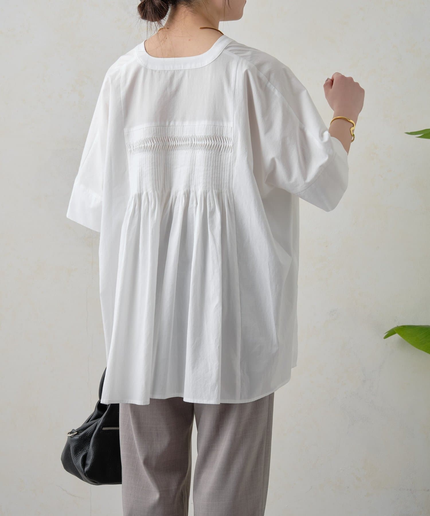 Jena　espace merveilleux(ジェナ　エスパスメルヴェイユ) バックピンタックシャツ