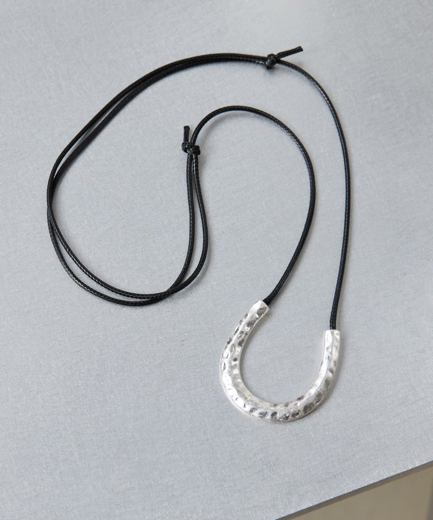 ear PAPILLONNER(イア パピヨネ) ホースシュースライドネックレス