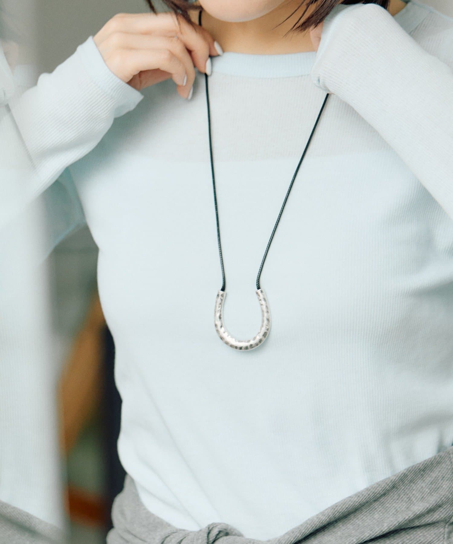 ear PAPILLONNER(イア パピヨネ) ホースシュースライドネックレス