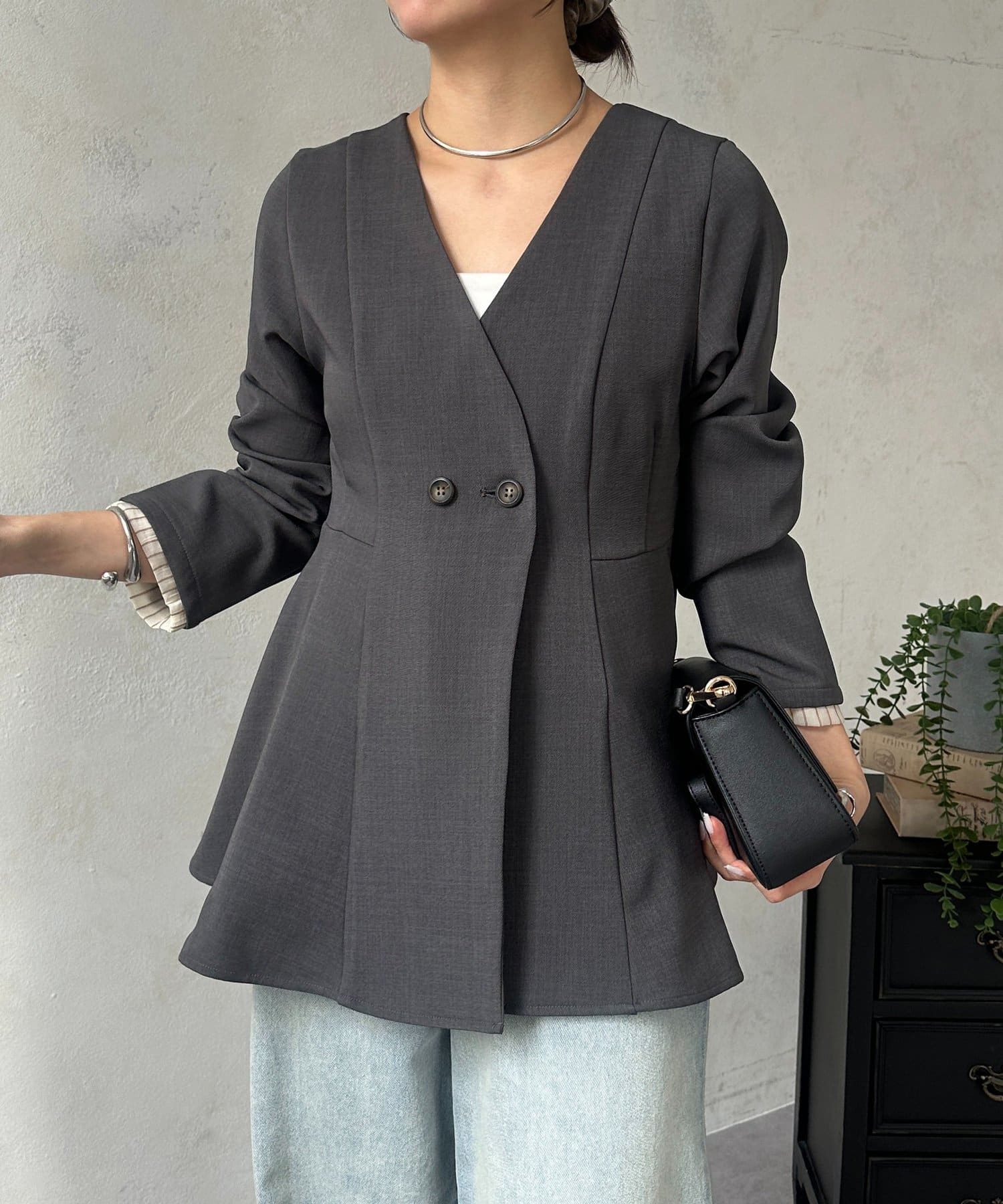 Thevon.(ゼヴォン) Vネックペプラムジャケット