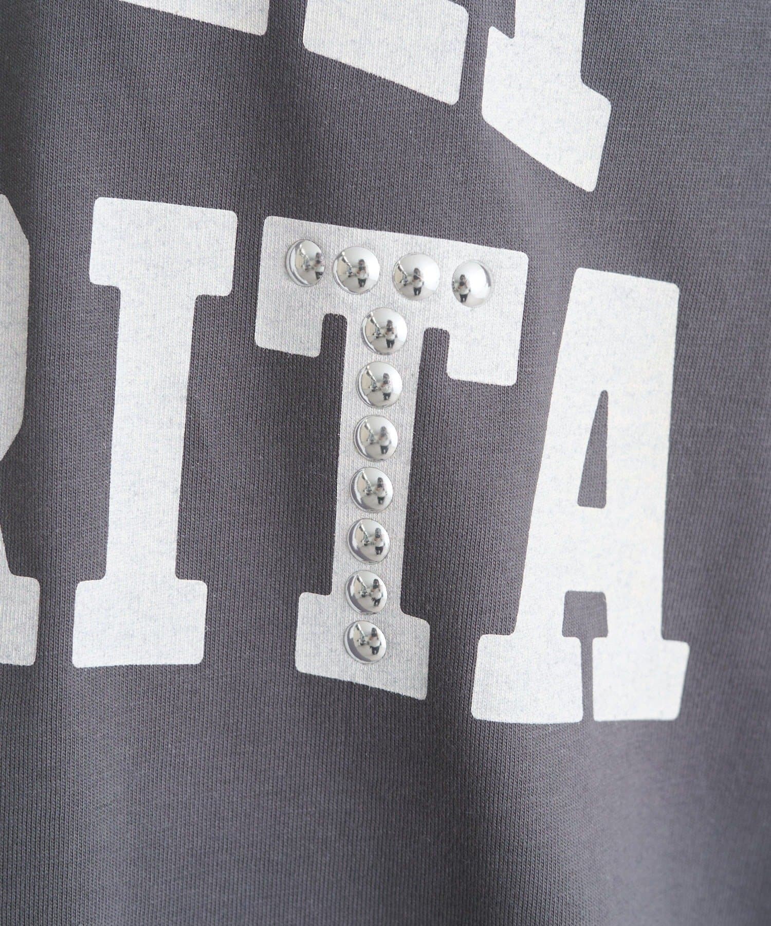 mystic(ミスティック) スタッズロゴカレッジTシャツ