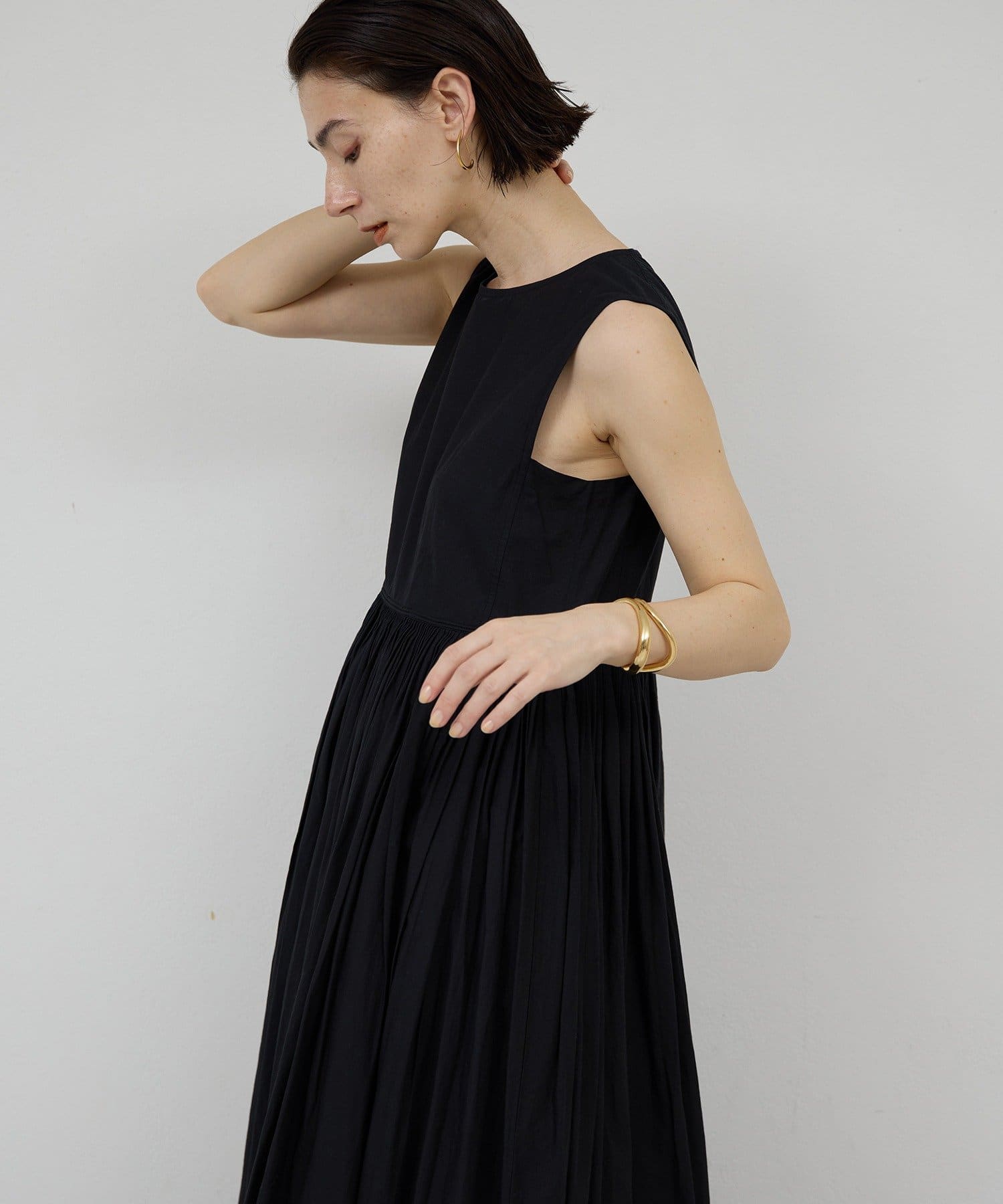 GALLARDAGALANTE(ガリャルダガランテ) 【Dhritië】タックスリーブレスロングワンピース