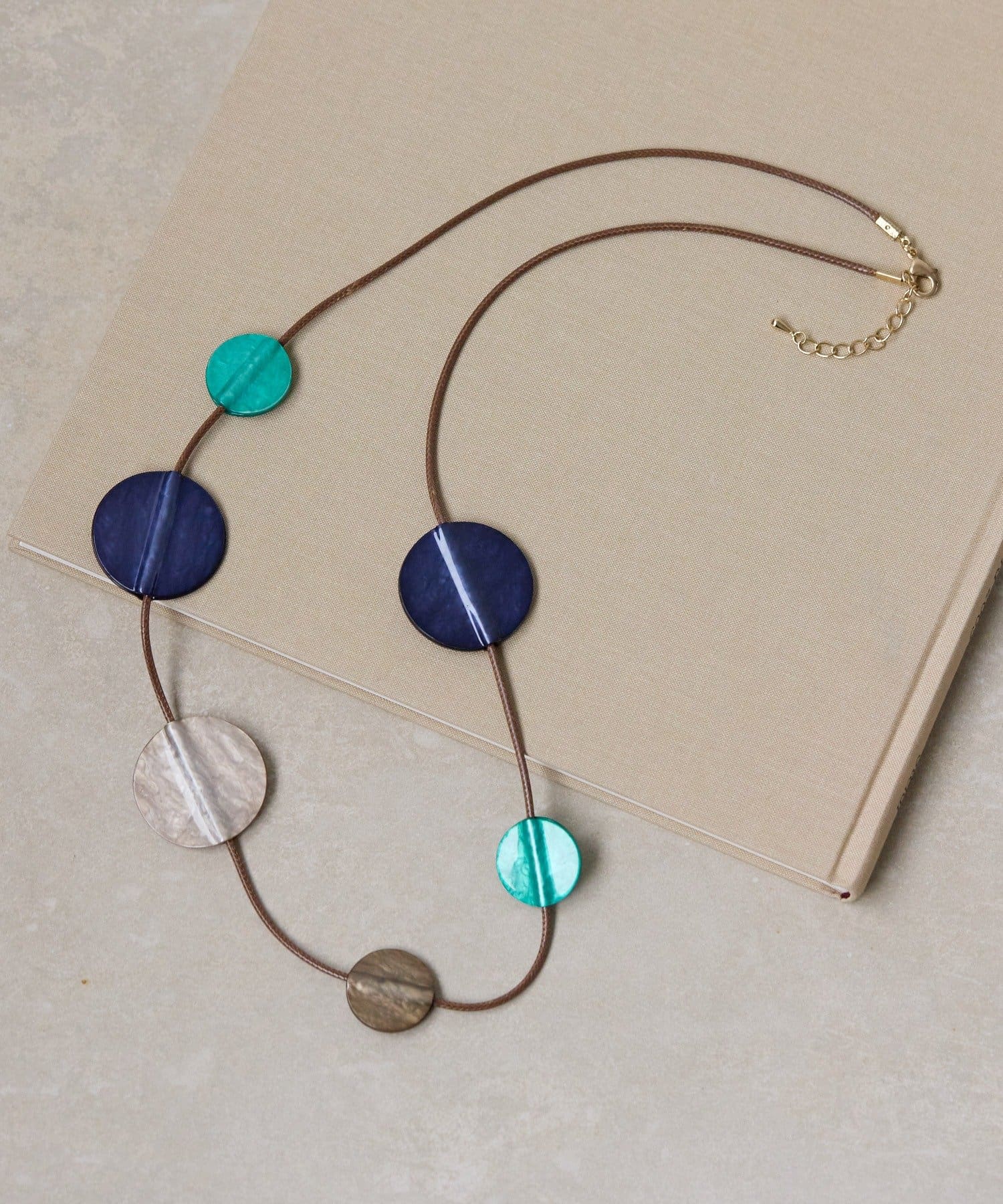 ear PAPILLONNER(イア パピヨネ) ブループラネットネックレス