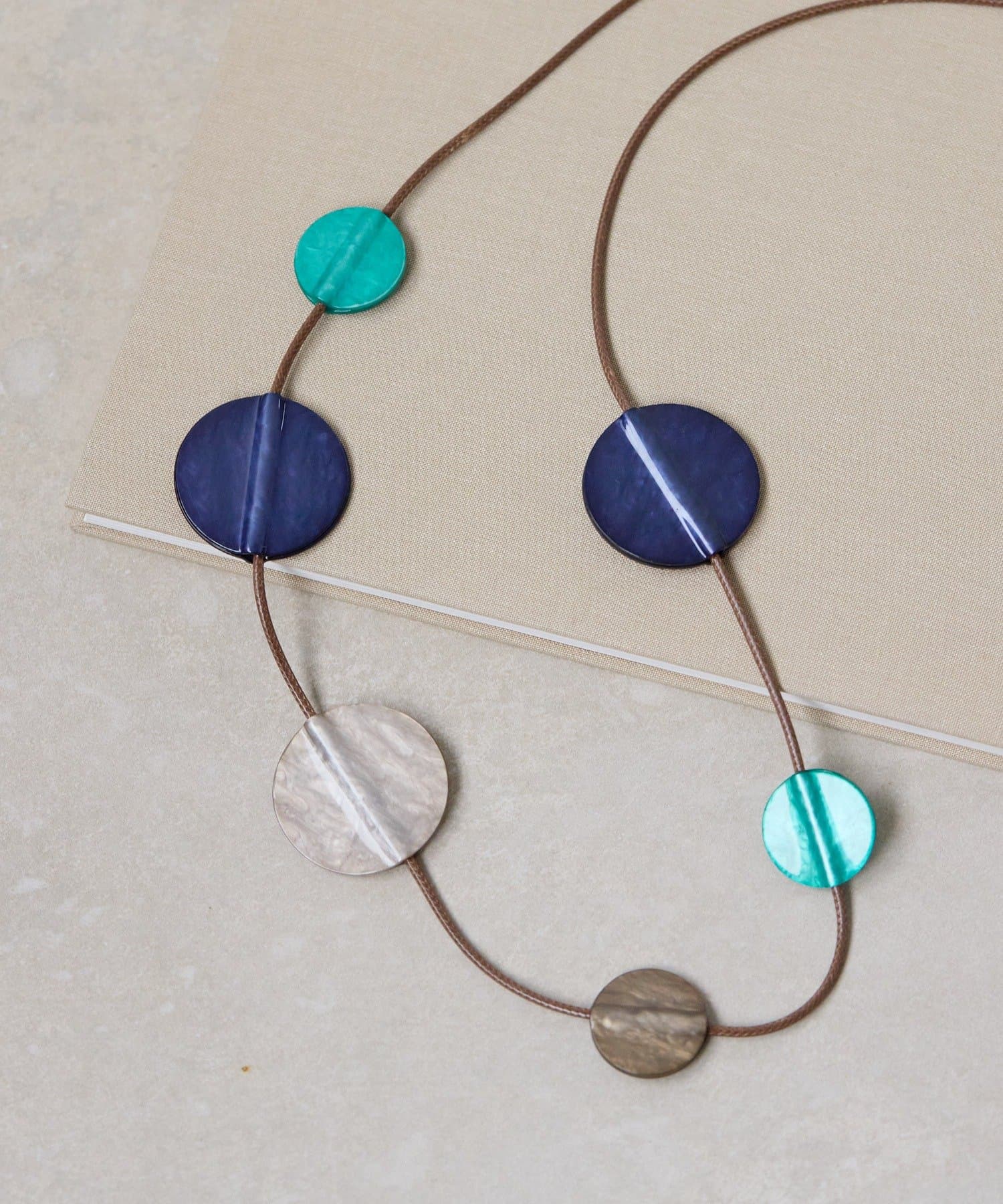 ear PAPILLONNER(イア パピヨネ) ブループラネットネックレス