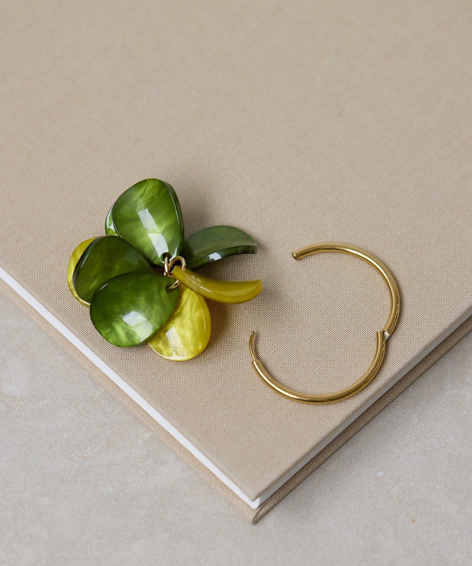 ear PAPILLONNER(イア パピヨネ) カラー樹脂ペタルピアス