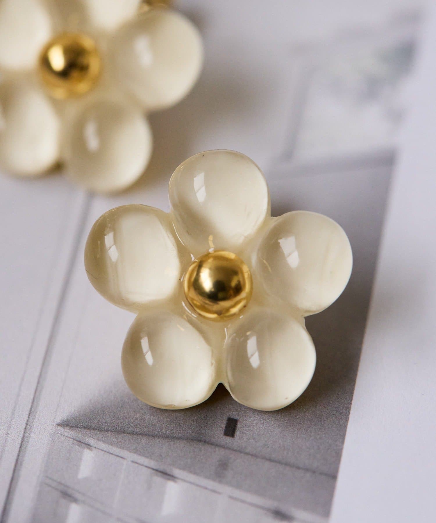 ear PAPILLONNER(イア パピヨネ) ぷっくり樹脂フラワーピアス