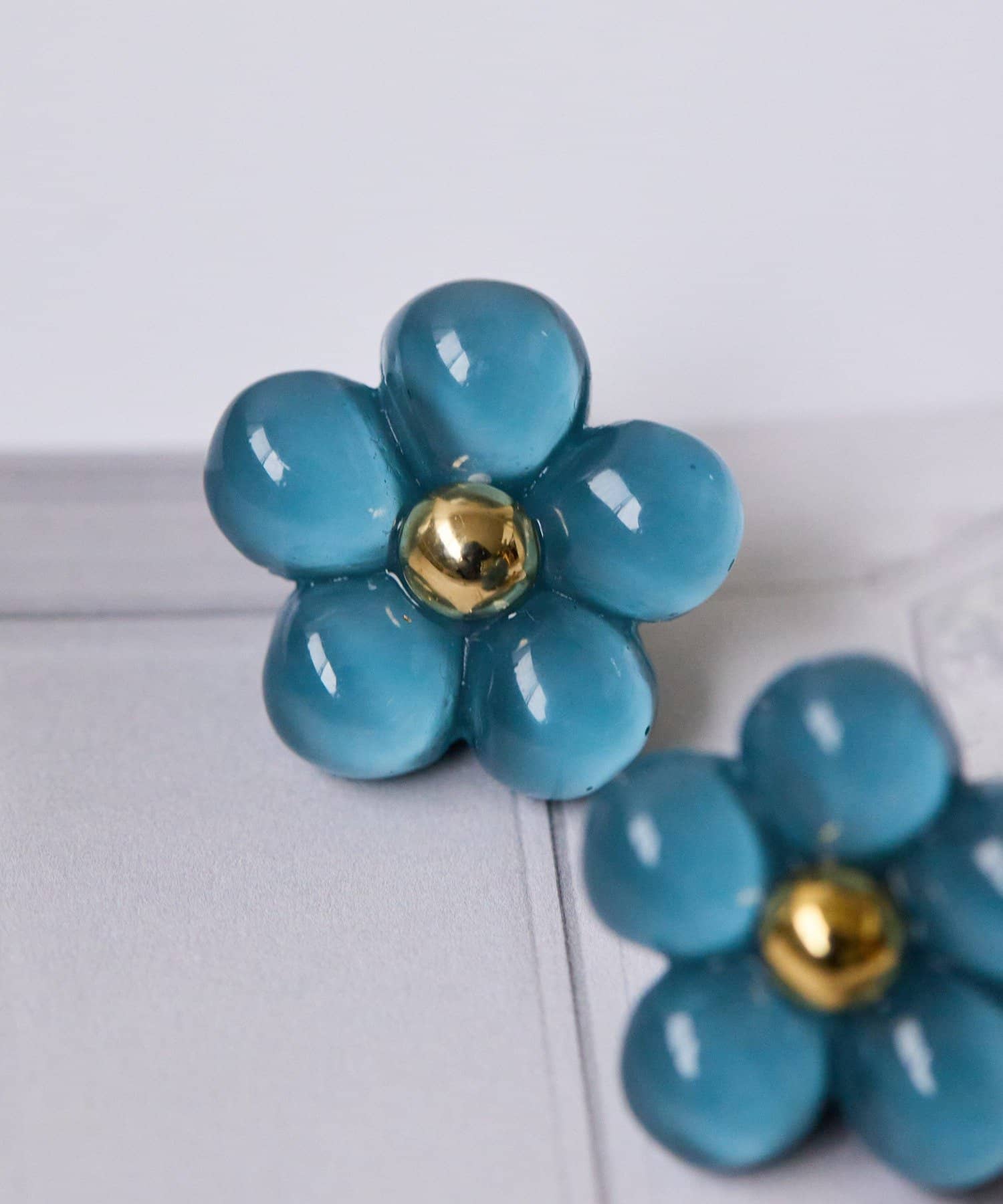 ear PAPILLONNER(イア パピヨネ) ぷっくり樹脂フラワーピアス