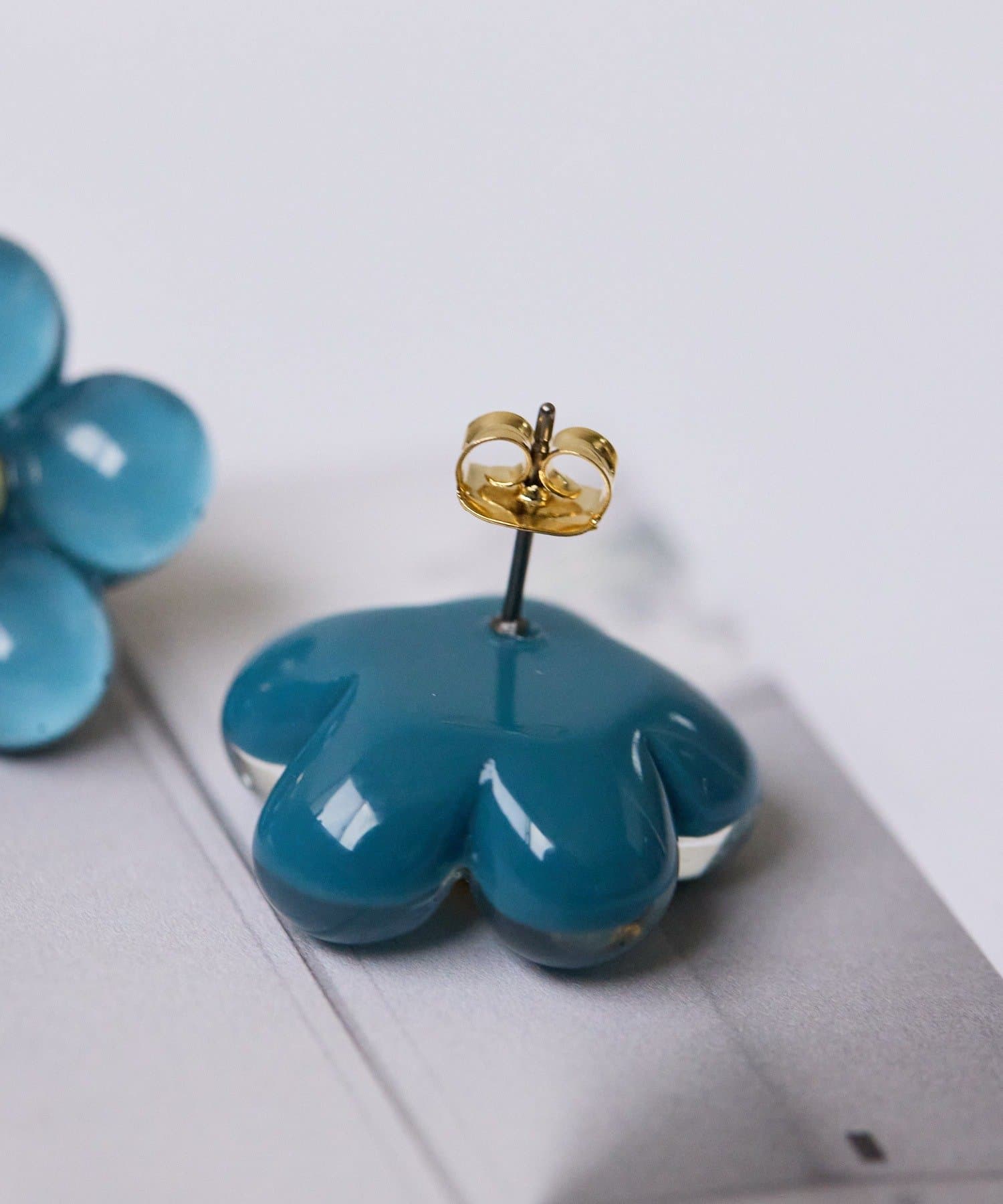 ear PAPILLONNER(イア パピヨネ) ぷっくり樹脂フラワーピアス