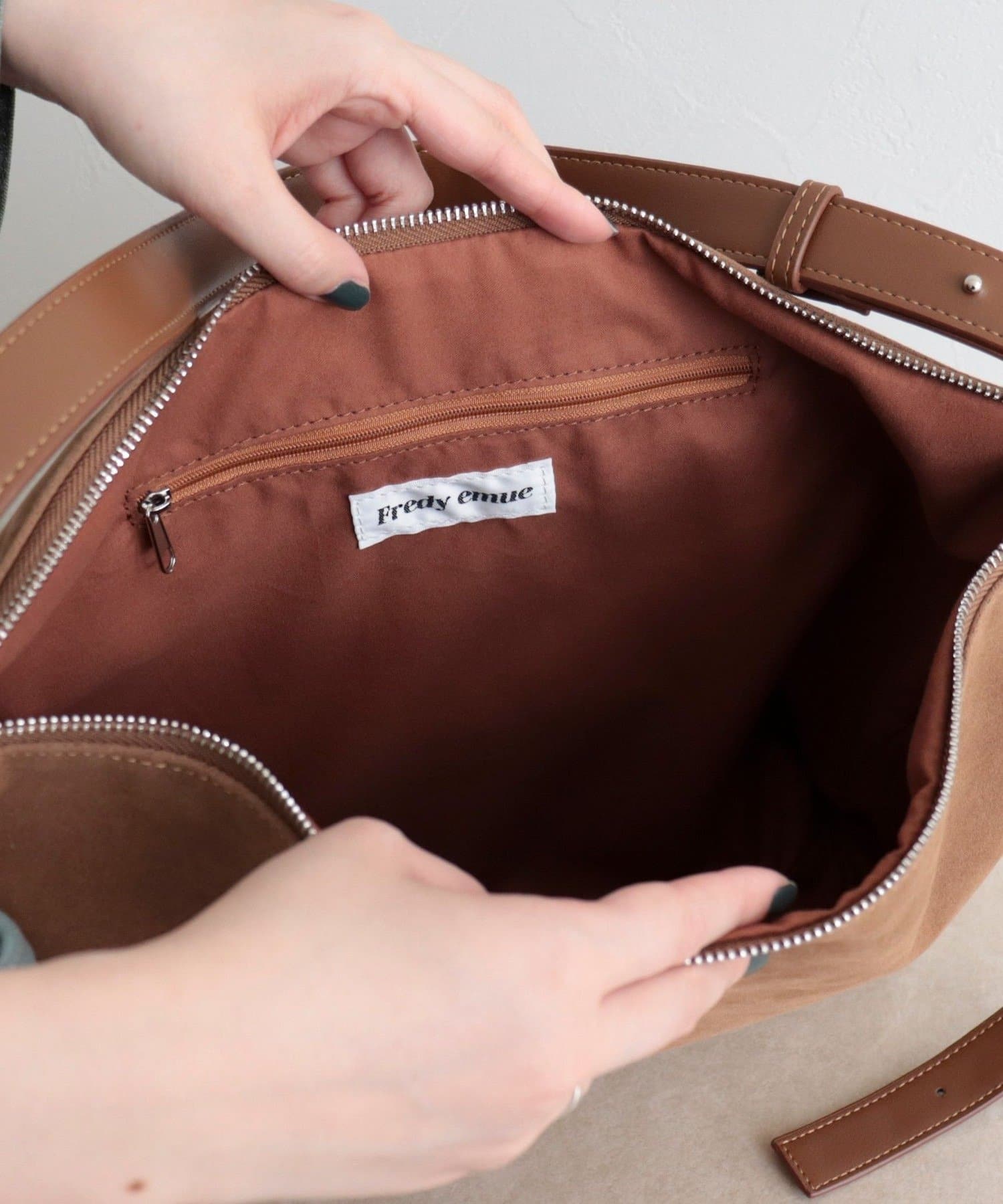 FREDY & GLOSTER(フレディ アンド グロスター) フェイクスエードソフトスクエアショルダーバッグ