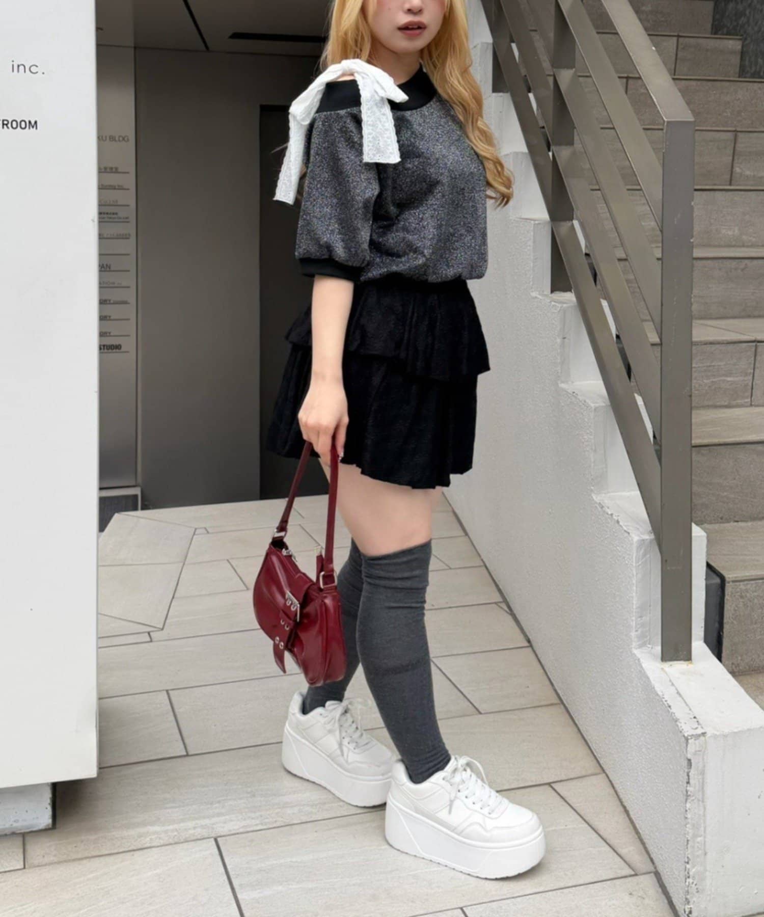 NICE CLAUP / OLIVE des OLIVE OUTLET(ナイスクラップ  / オリーブ デ オリーブ アウトレット) 【continuer】肩レースリボンキラキラプルオーバー