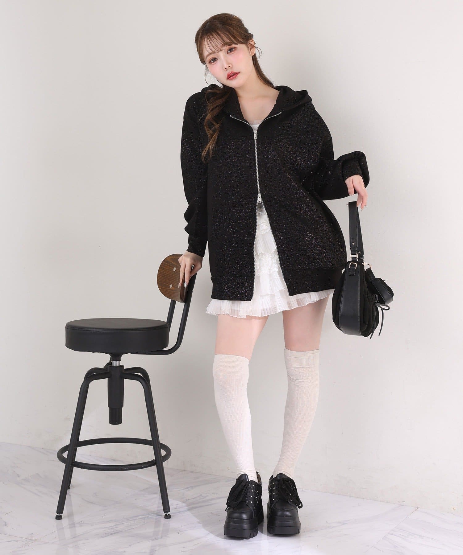 one after another NICE CLAUP(ワンアフターアナザー ナイスクラップ) ビジュー付きトリプルソールスニーカー／ブラック