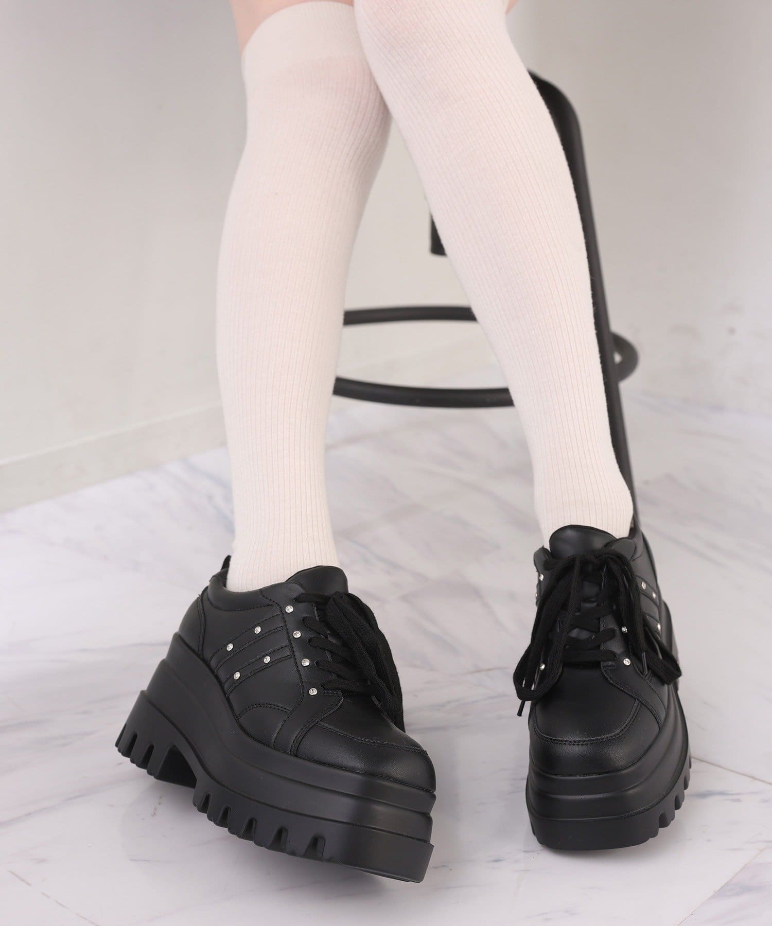 one after another NICE CLAUP(ワンアフターアナザー ナイスクラップ) ビジュー付きトリプルソールスニーカー／ブラック