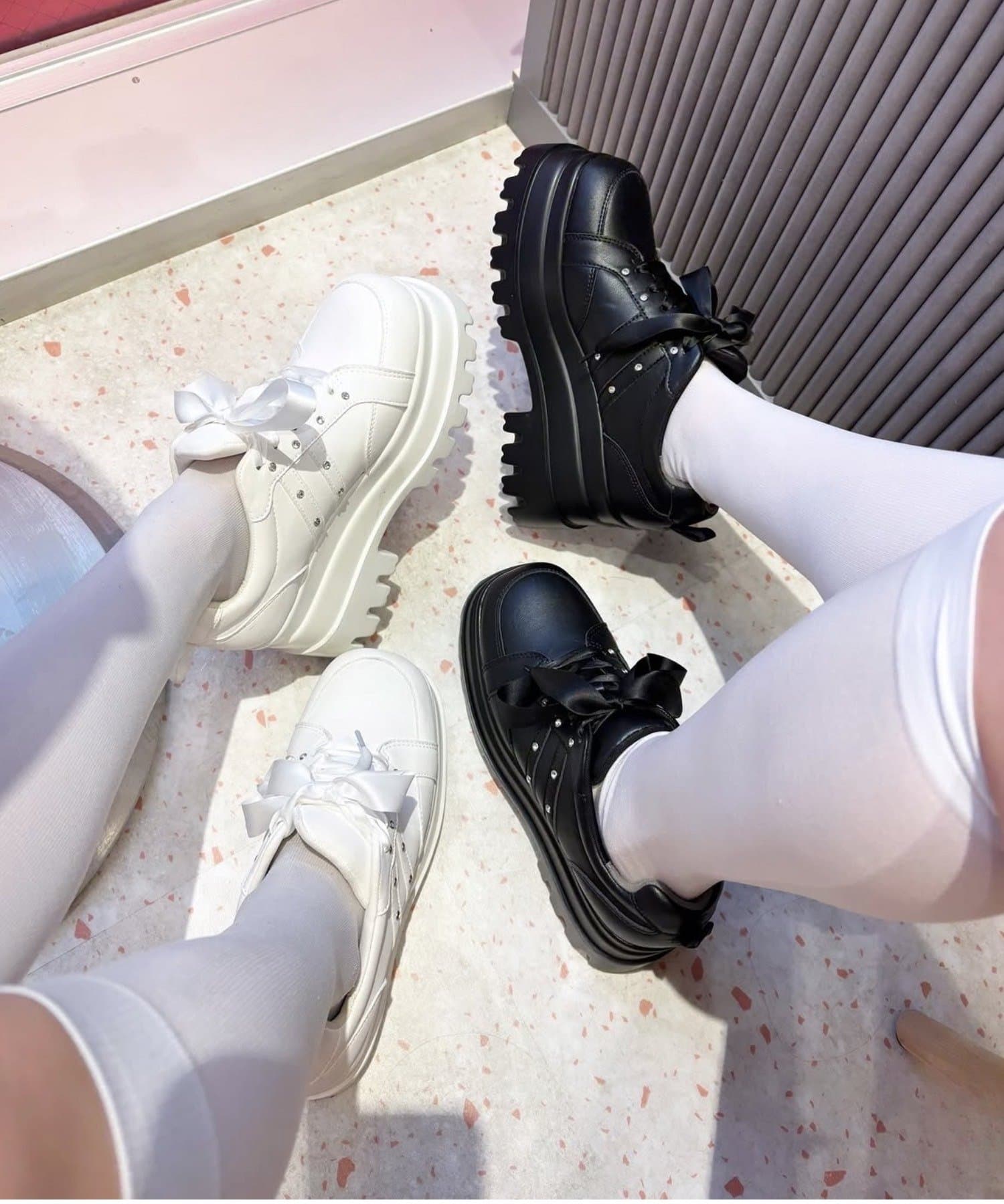 one after another NICE CLAUP(ワンアフターアナザー ナイスクラップ) ビジュー付きトリプルソールスニーカー／ブラック