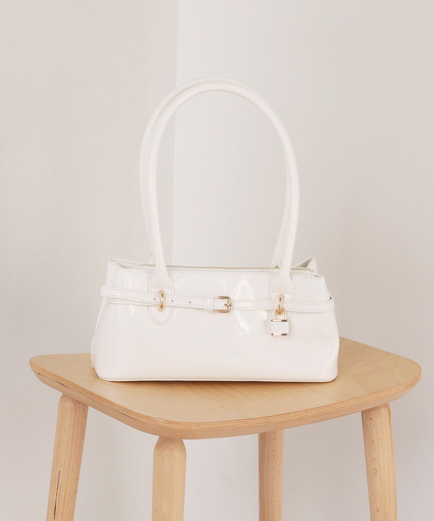 one after another NICE CLAUP(ワンアフターアナザー ナイスクラップ) ベルト付きエナメルバッグ